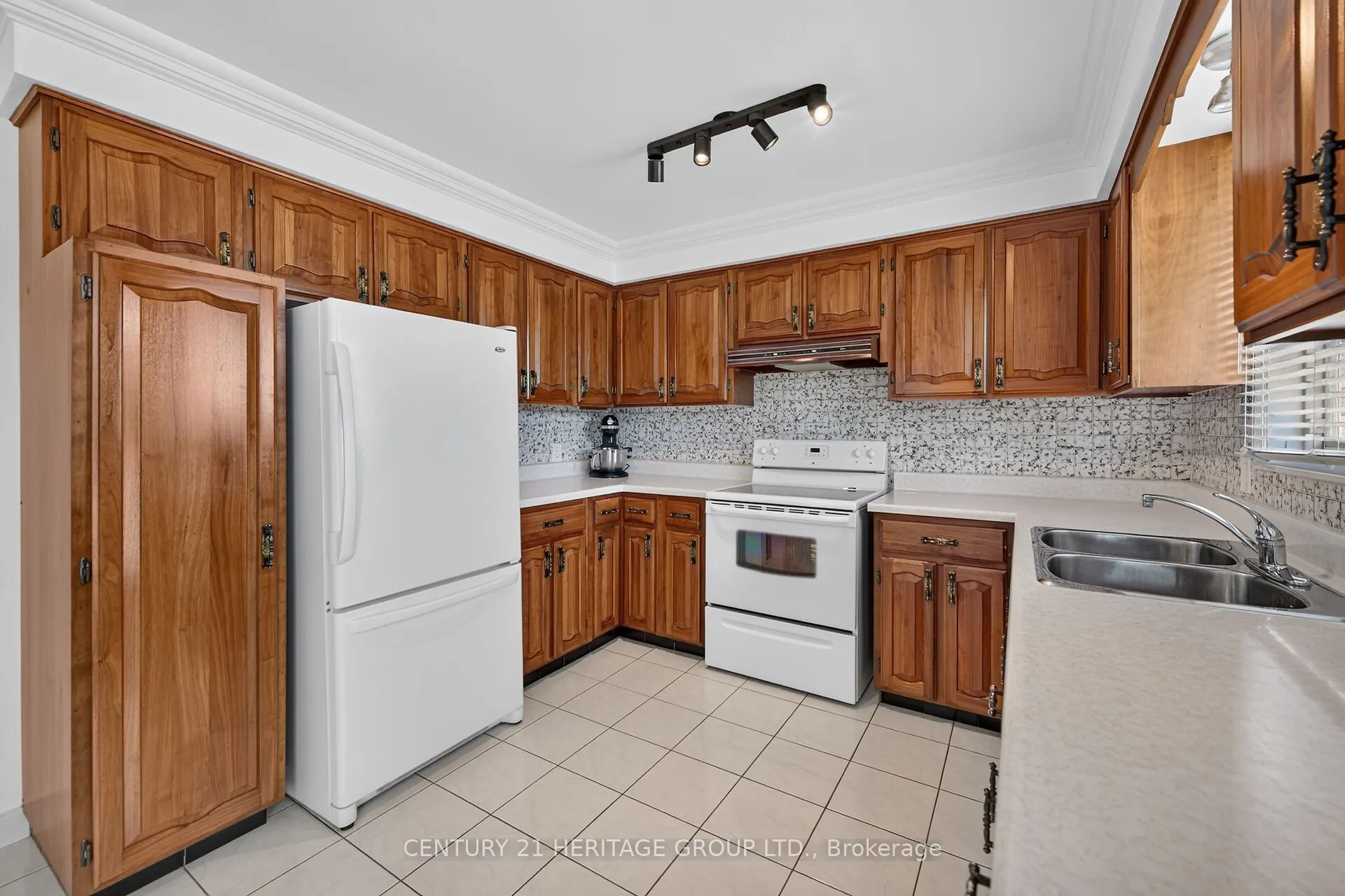 19 Meadowbrook Crescent