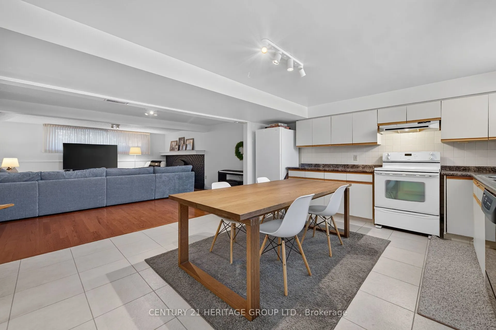 19 Meadowbrook Crescent