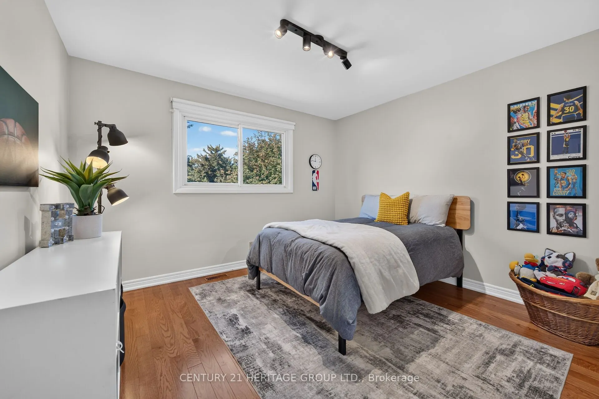 19 Meadowbrook Crescent
