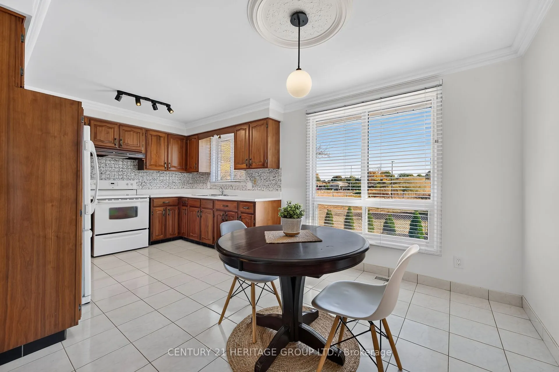 19 Meadowbrook Crescent