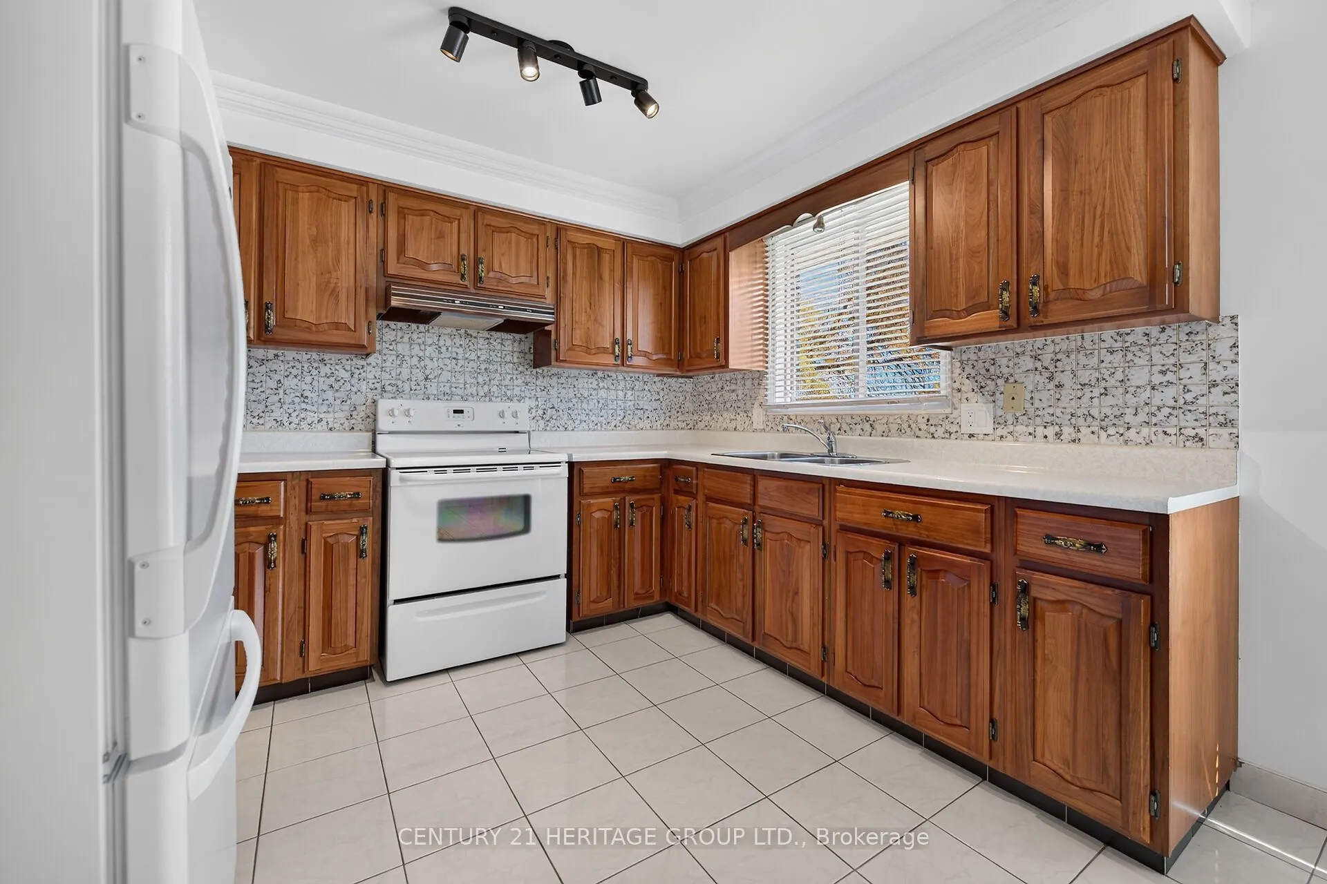 19 Meadowbrook Crescent