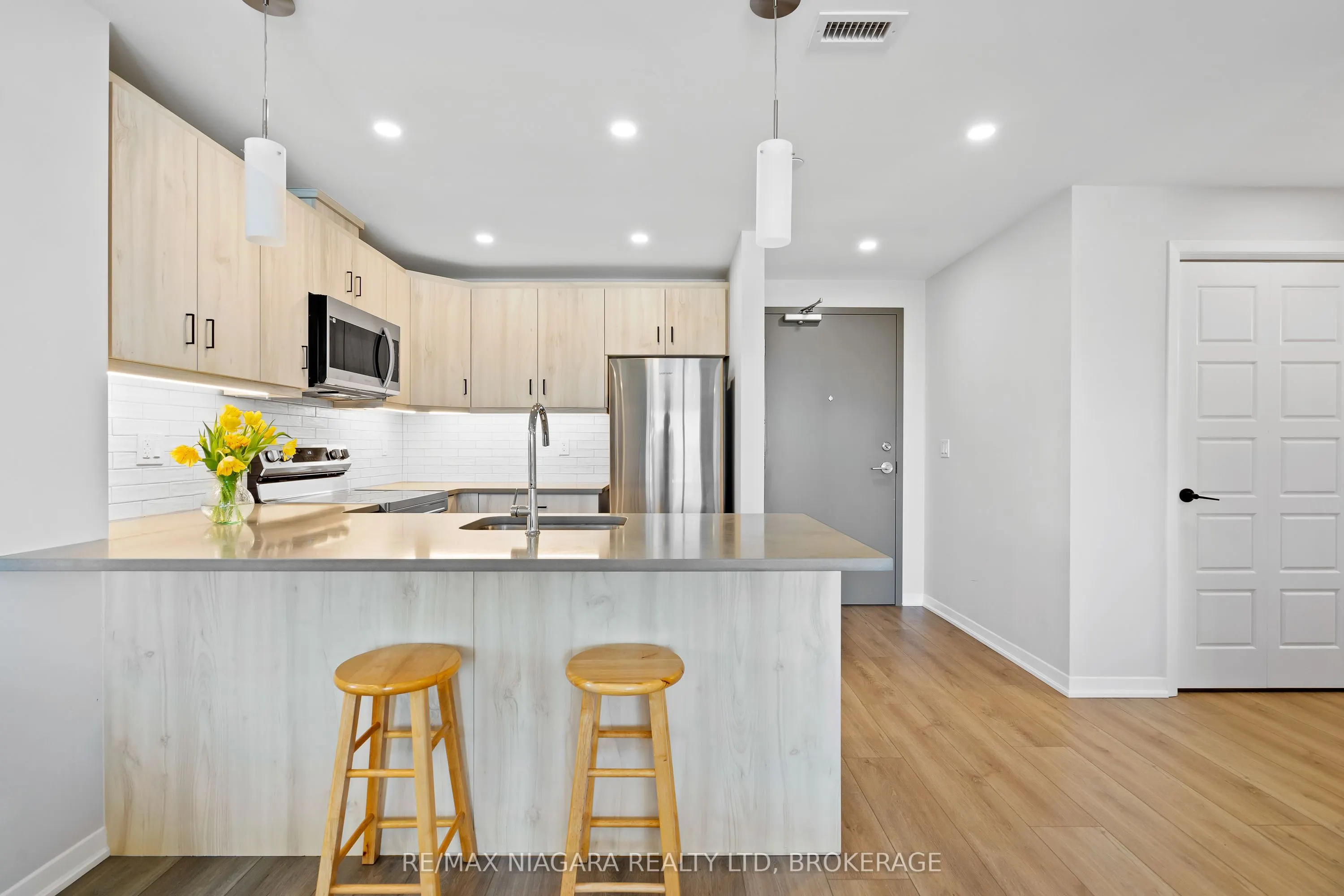 3998 Victoria Avenue #301