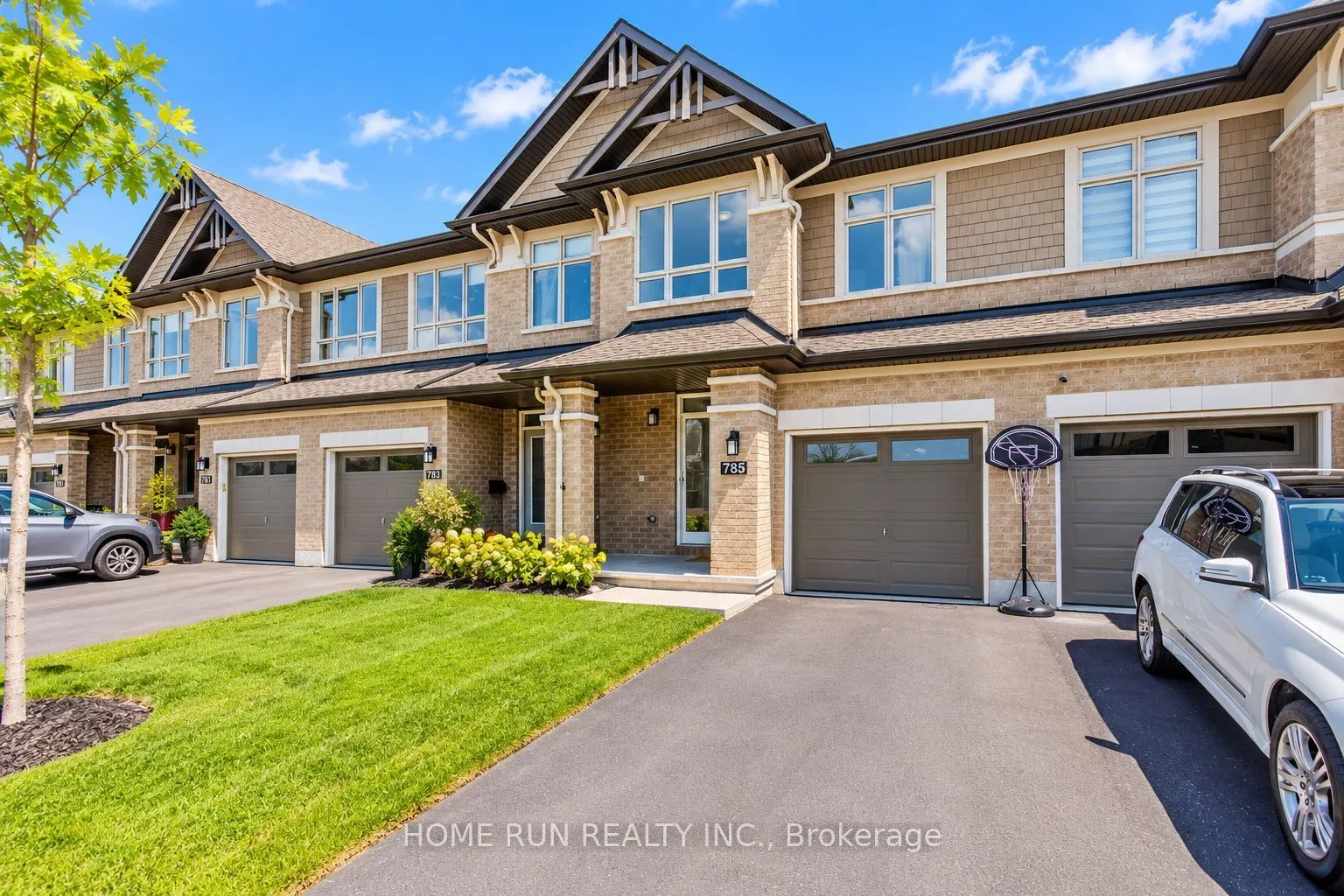 785 Cairn Crescent