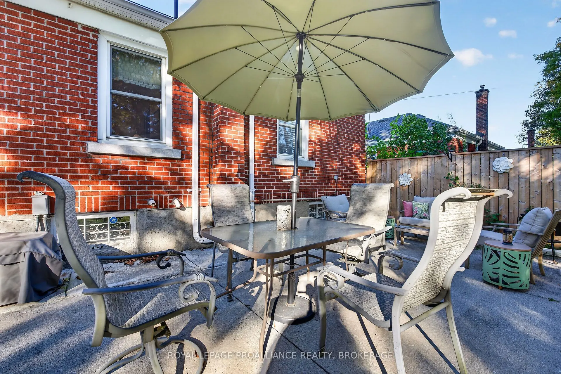 917 Victoria Street