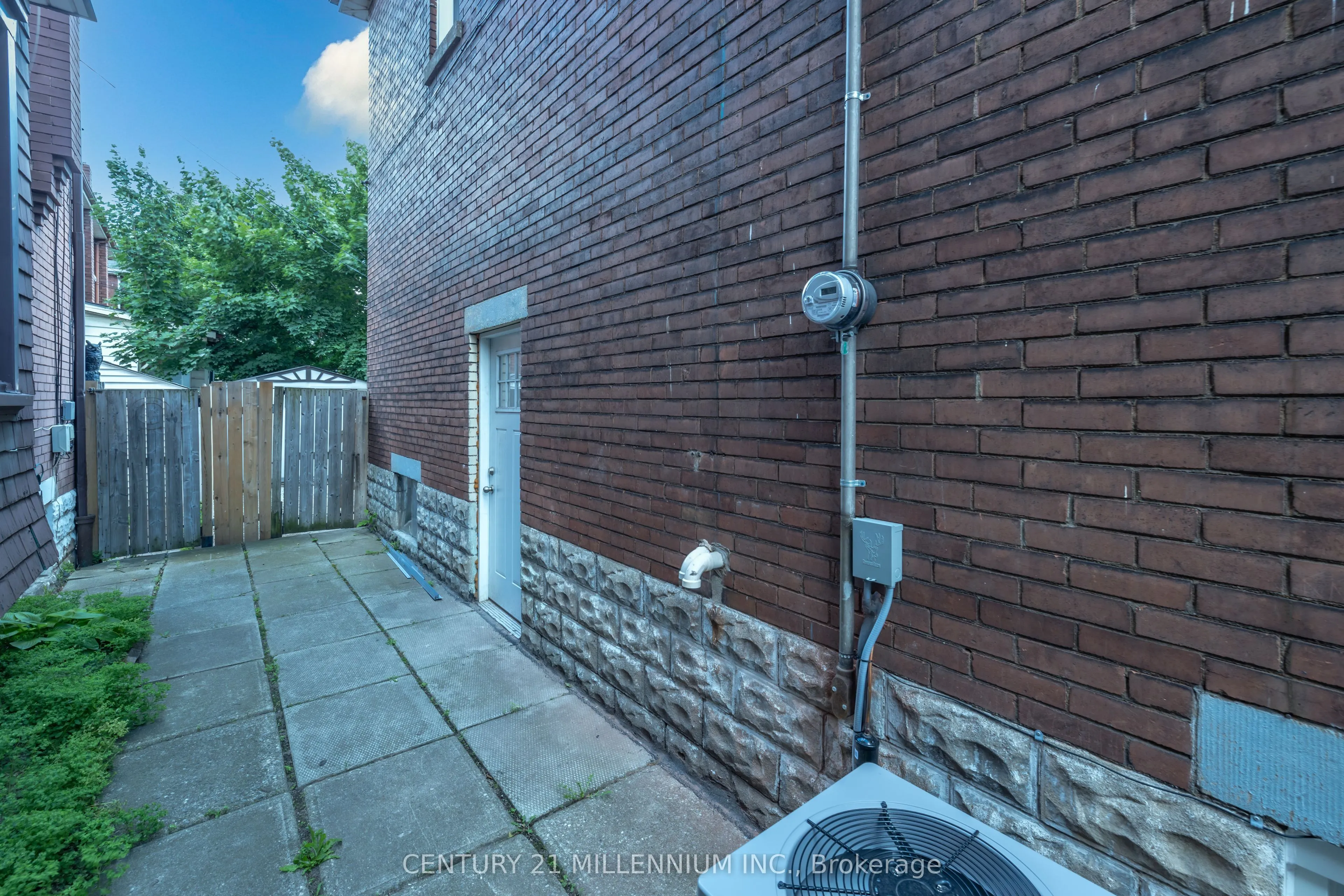 242 Balmoral Avenue N