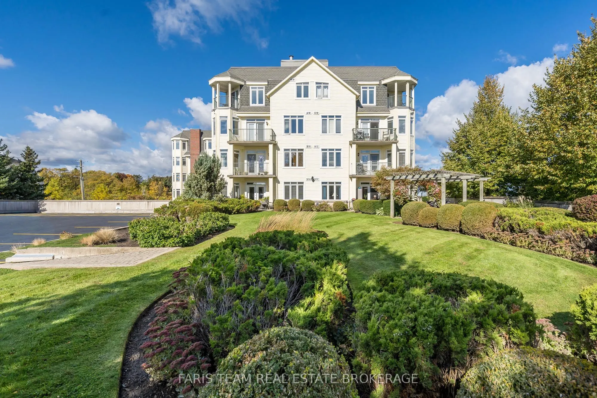 10 Bay Street E #301