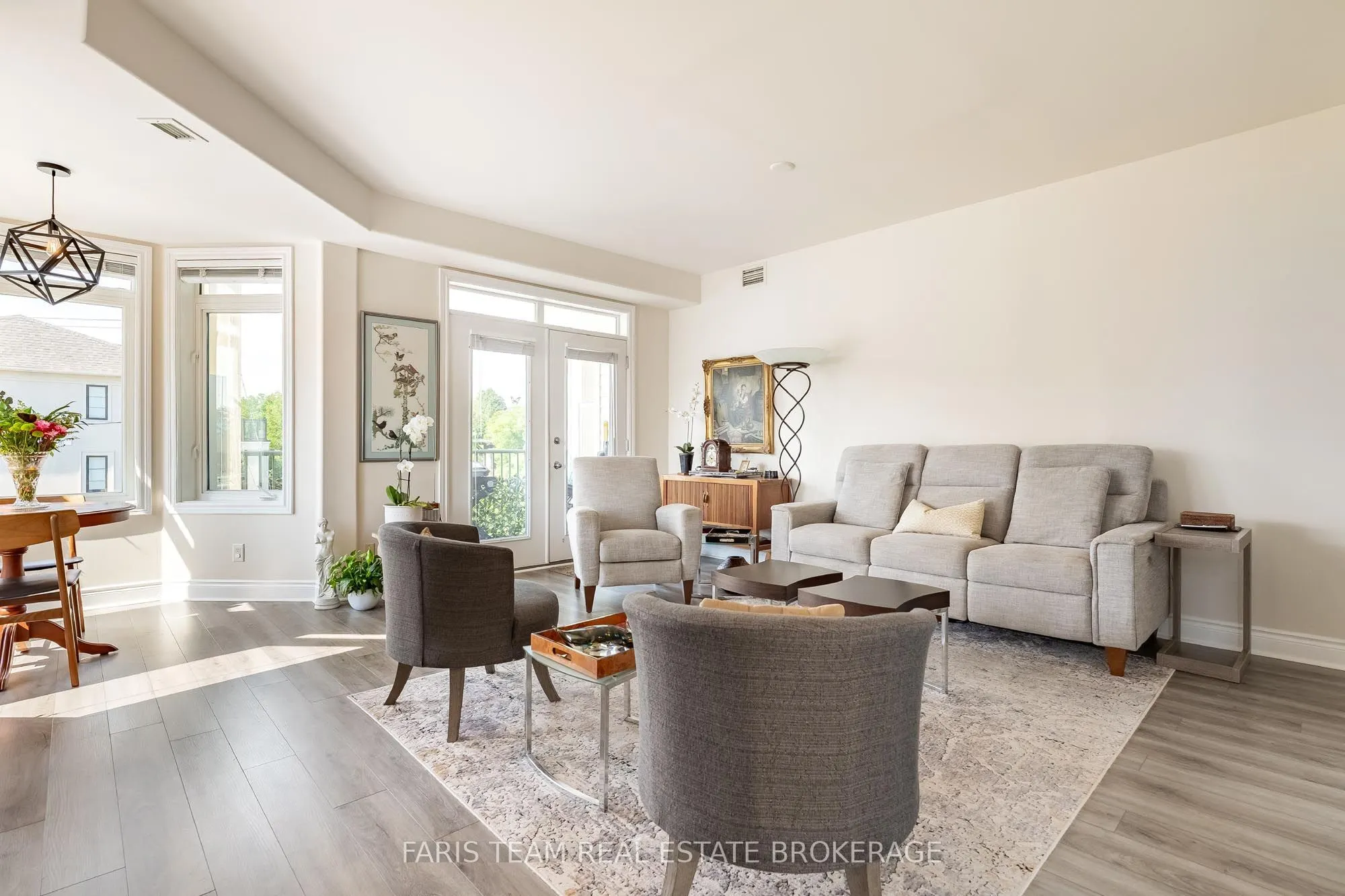 10 Bay Street E #301