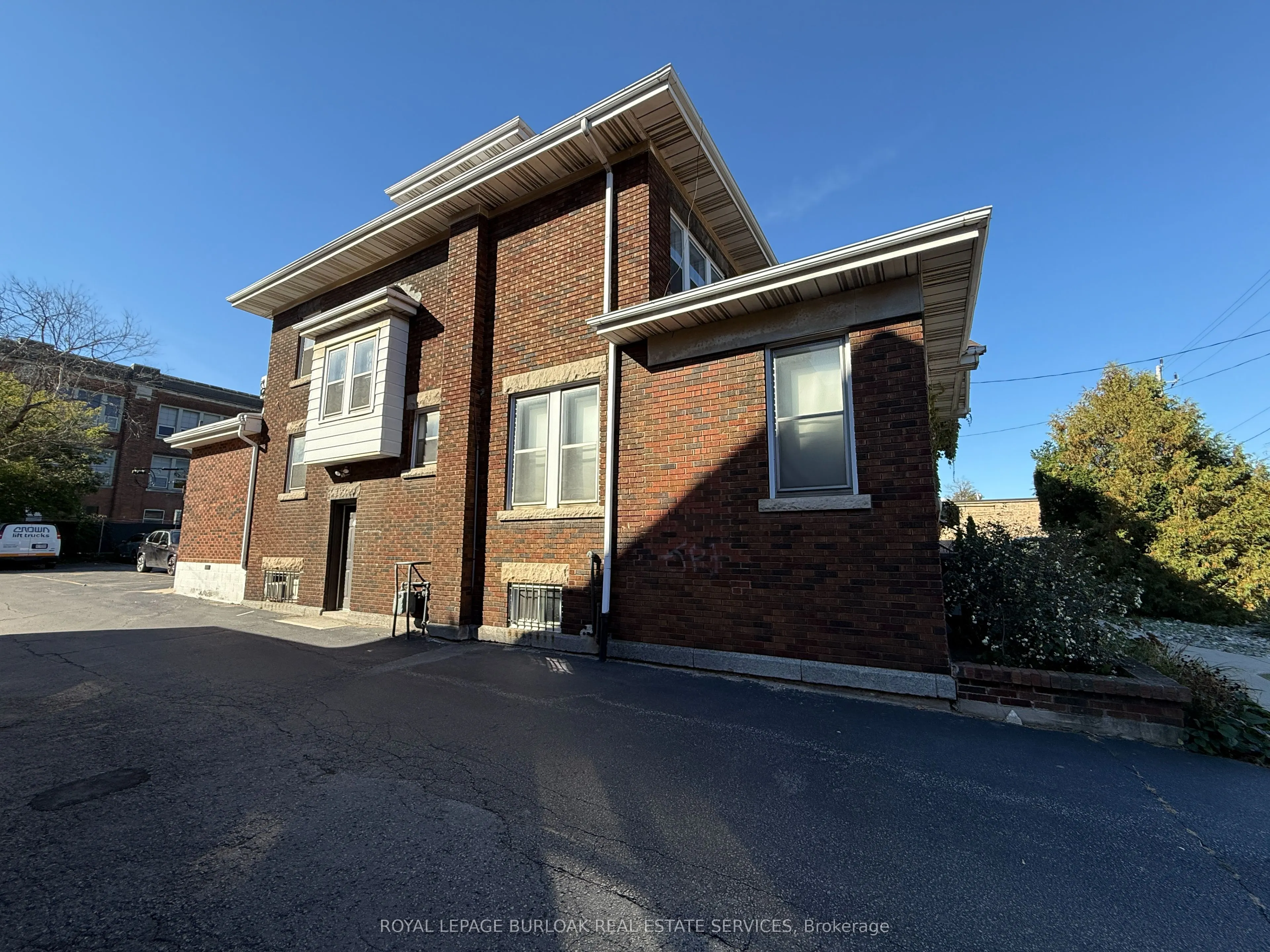 826 Main Street E