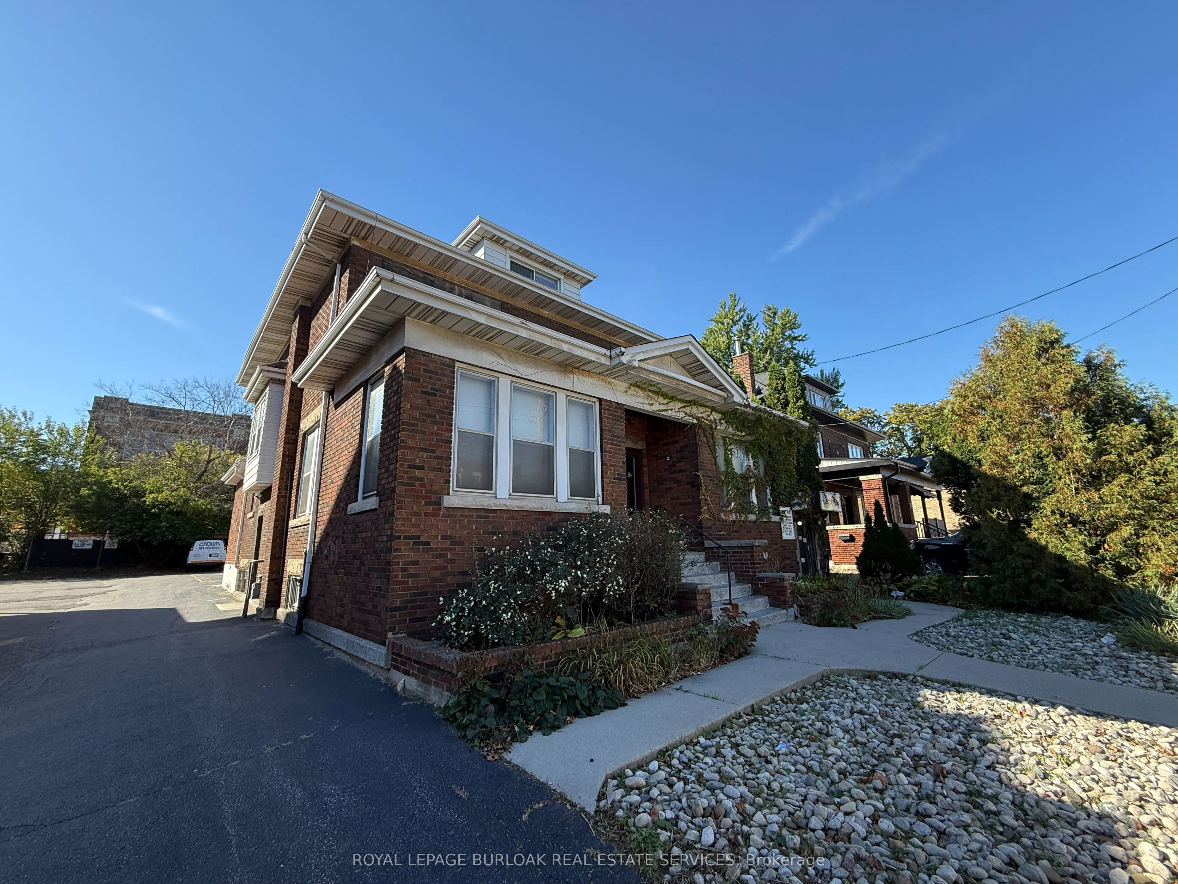 826 Main Street E