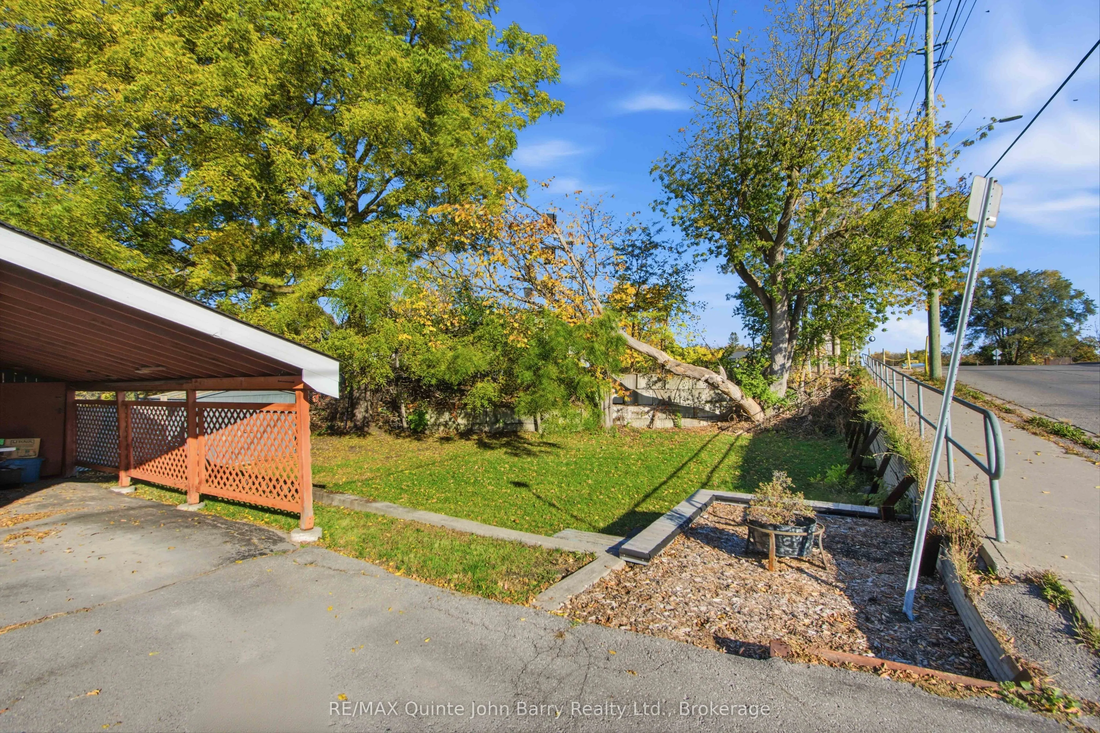 136 Moira Street E