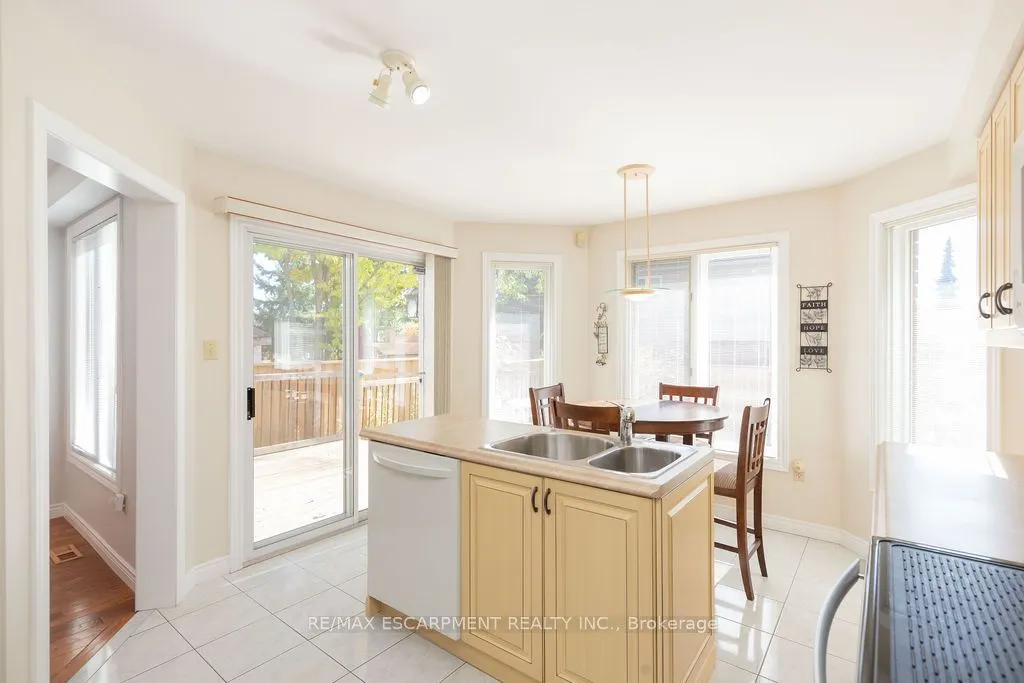 7 FALCONRIDGE Drive