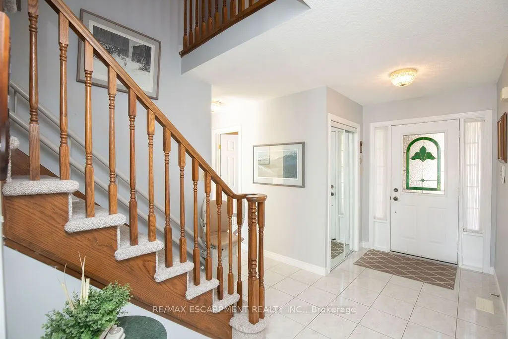 7 FALCONRIDGE Drive