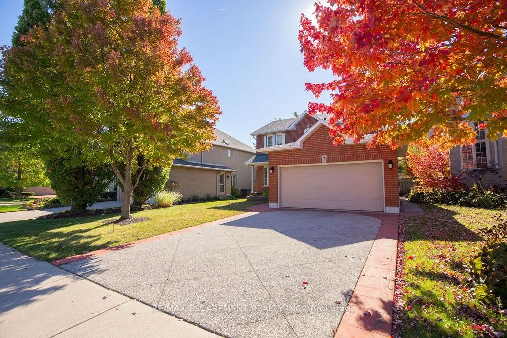 7 FALCONRIDGE Drive