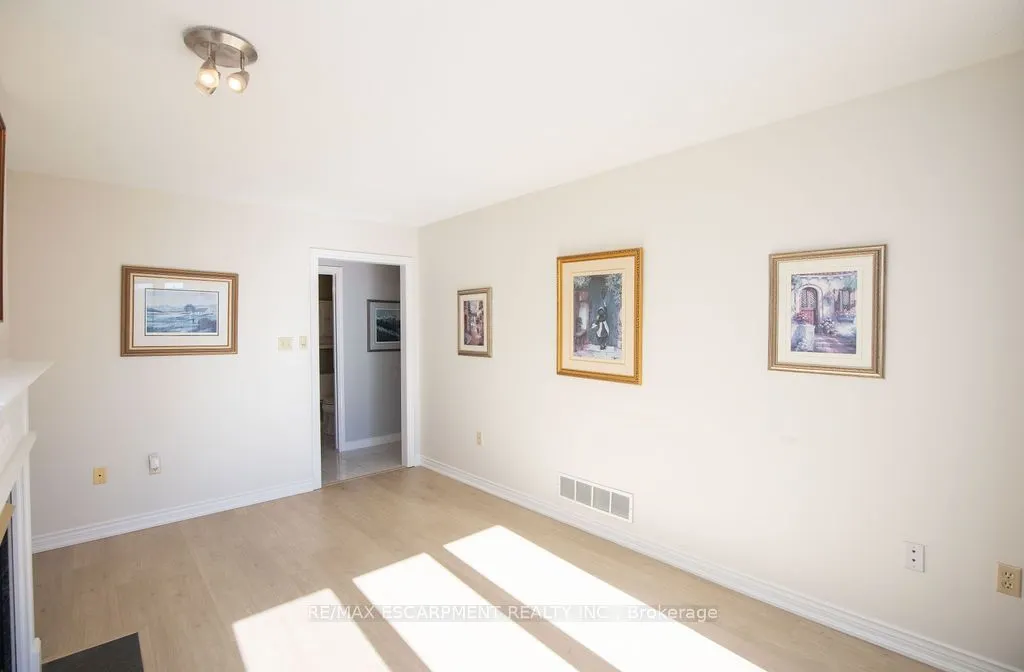 7 FALCONRIDGE Drive