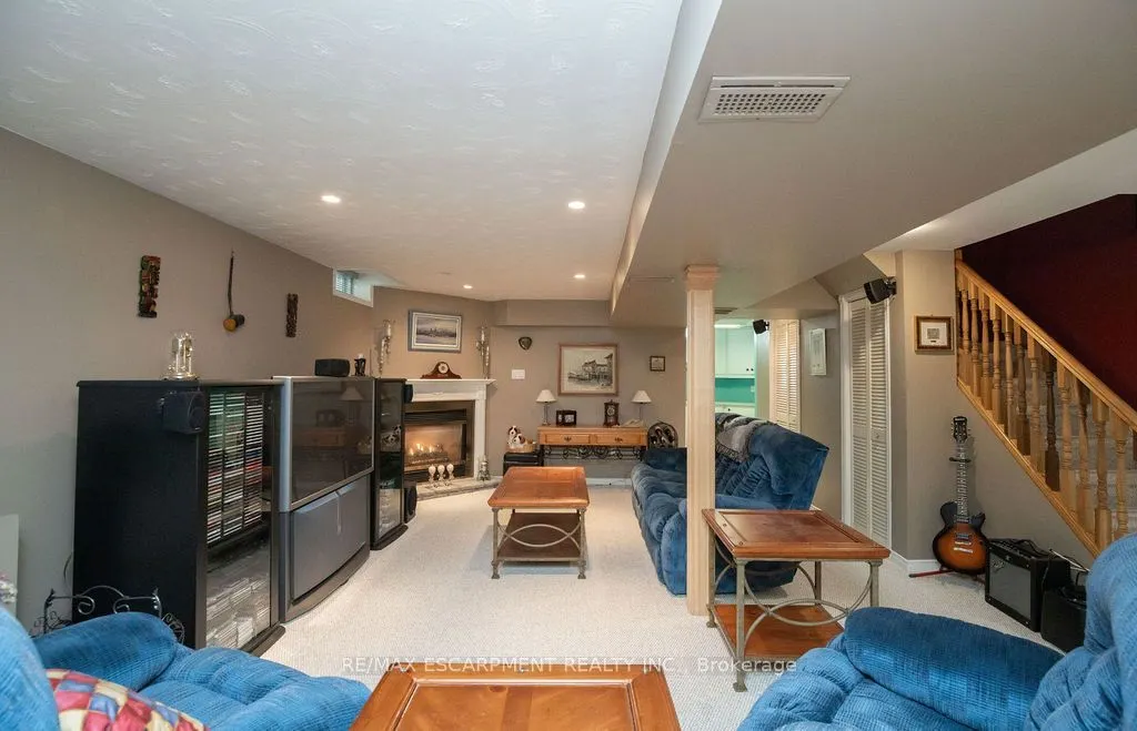 7 FALCONRIDGE Drive