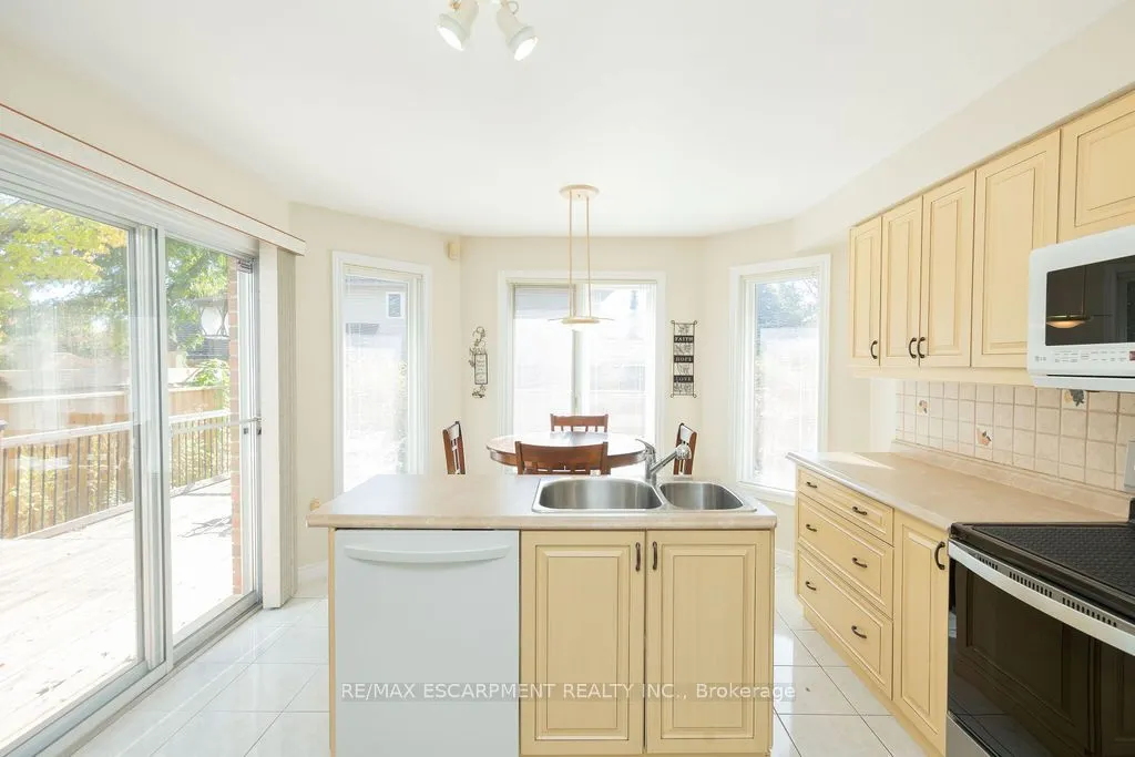 7 FALCONRIDGE Drive