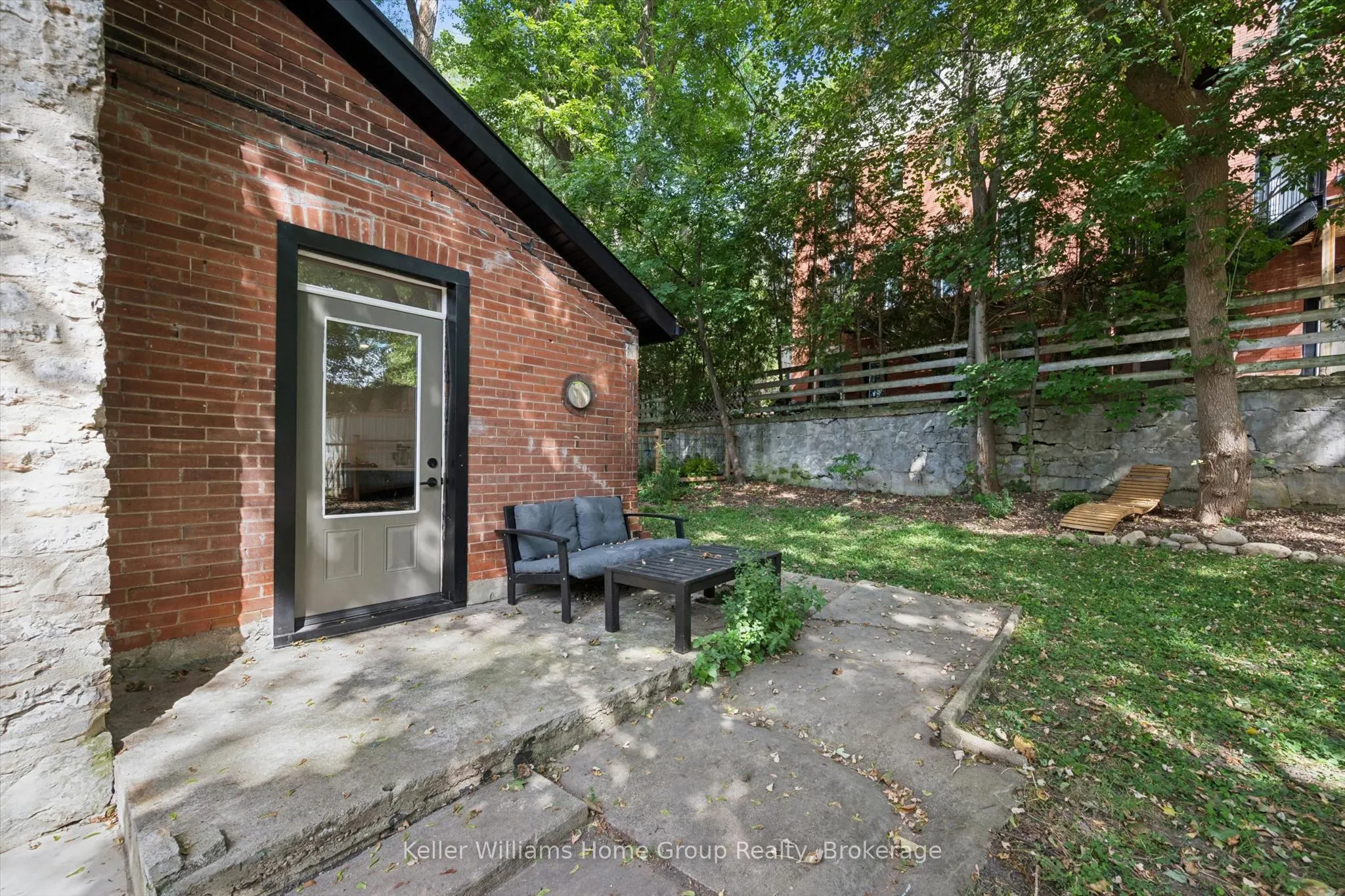 37 Arthur Street N