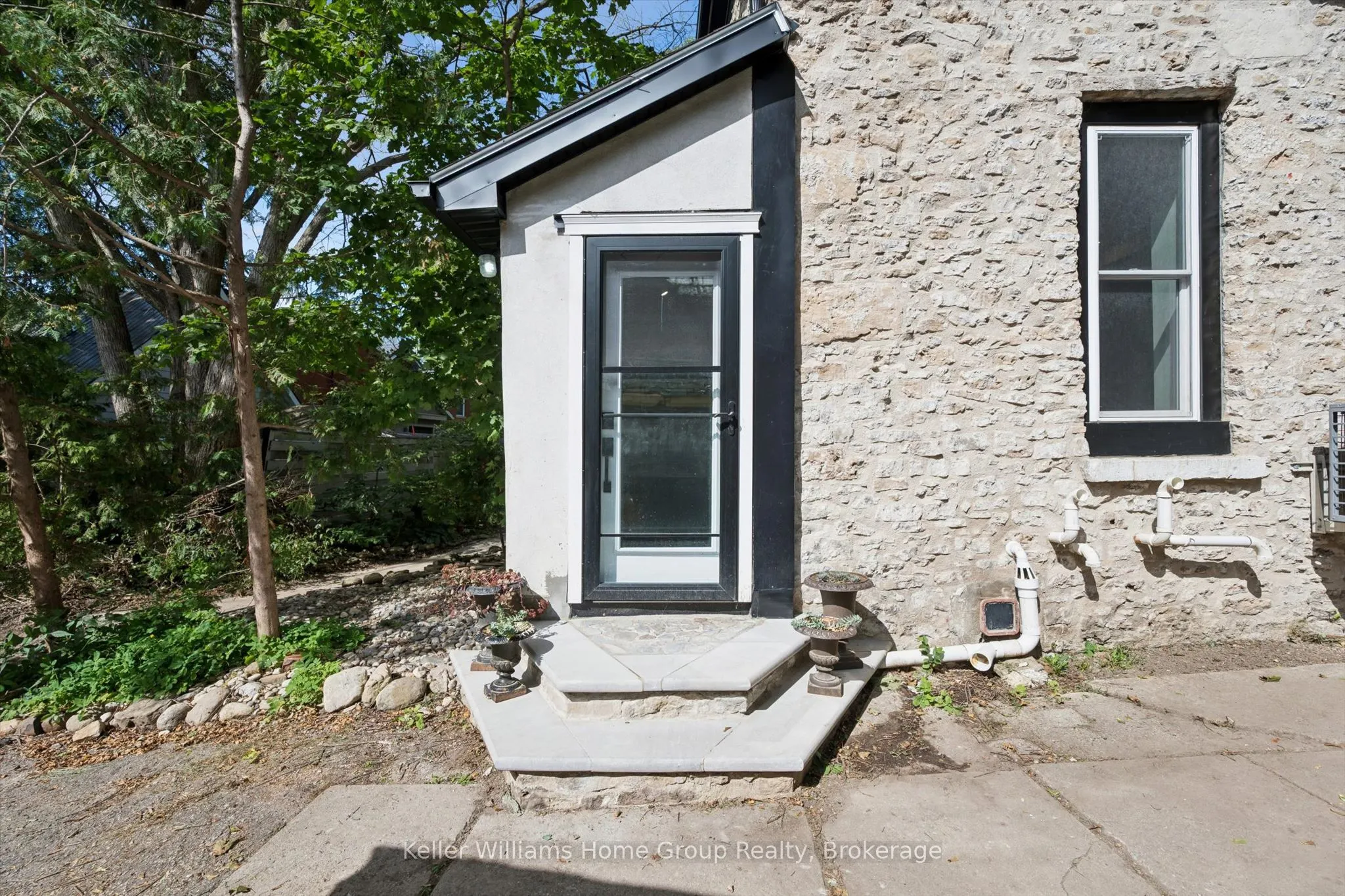 37 Arthur Street N