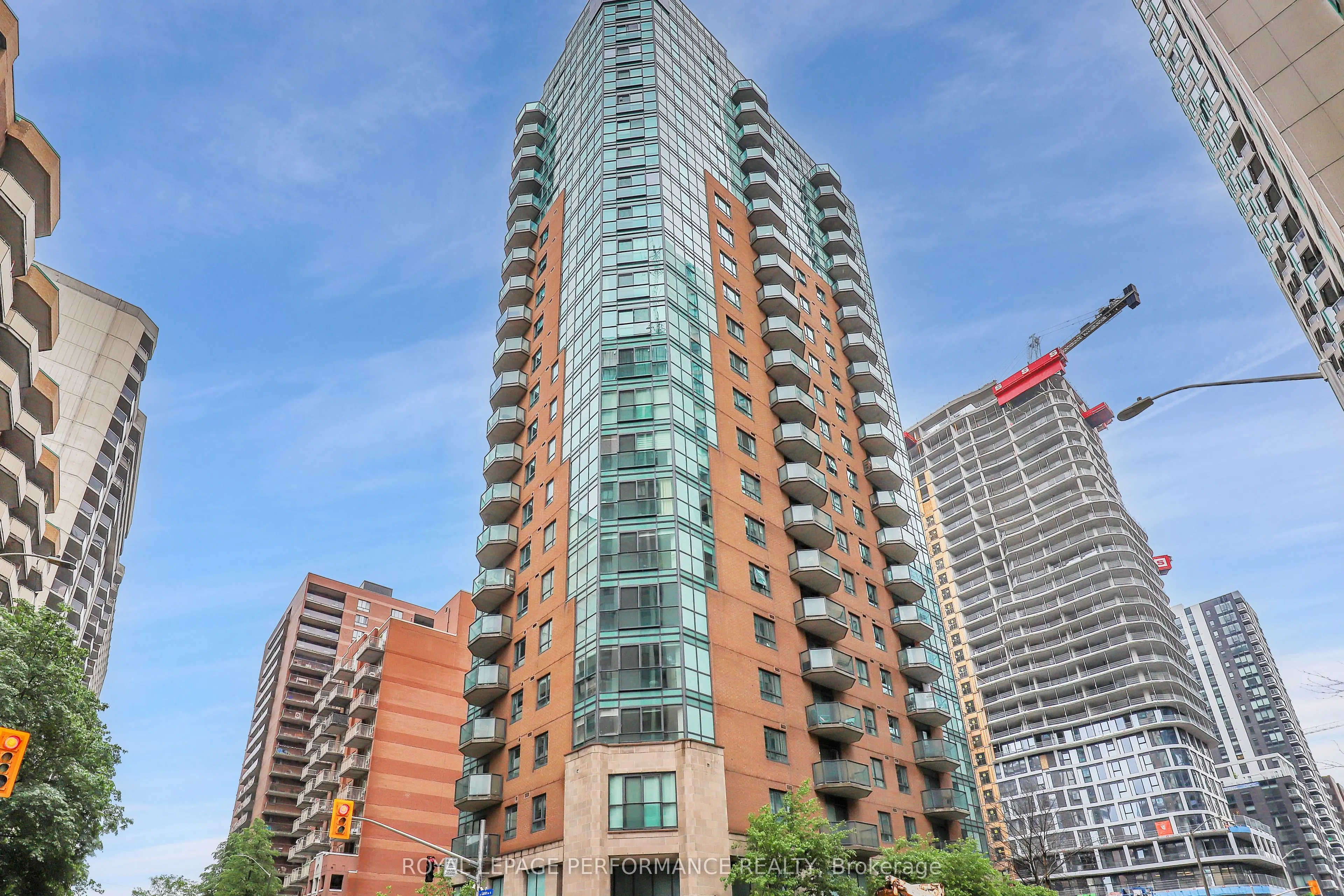445 Laurier Avenue W #1402