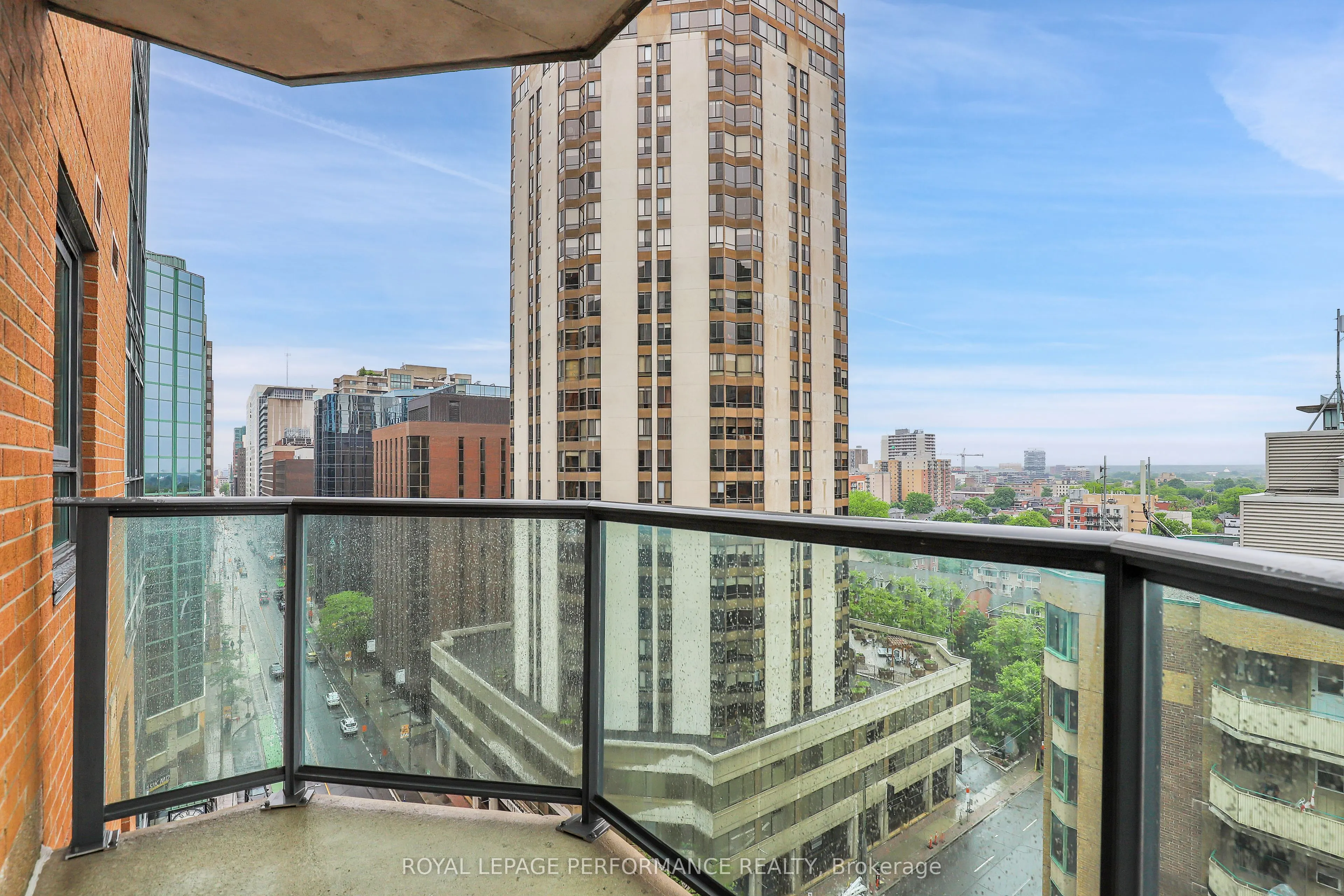 445 Laurier Avenue W #1402