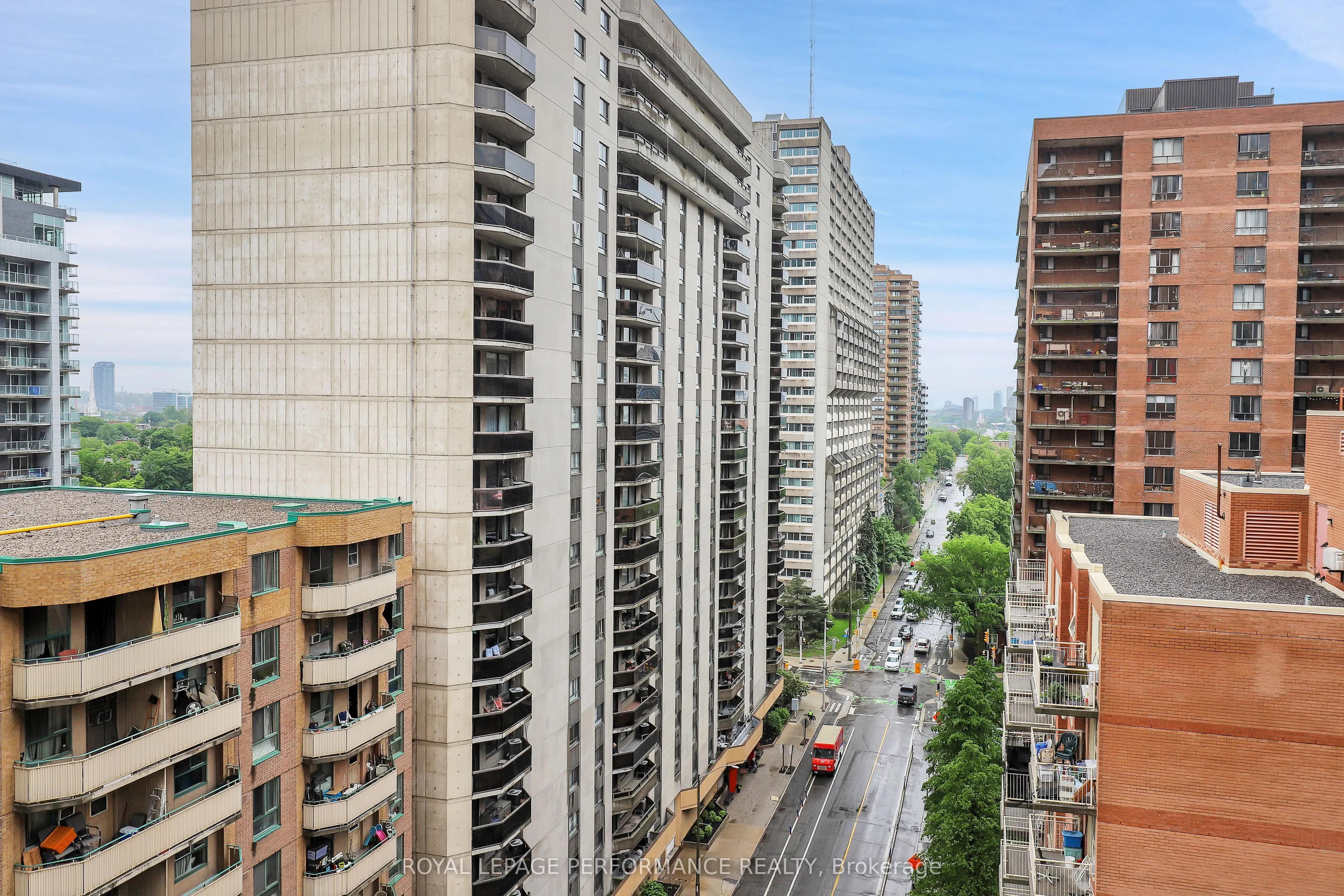 445 Laurier Avenue W #1402