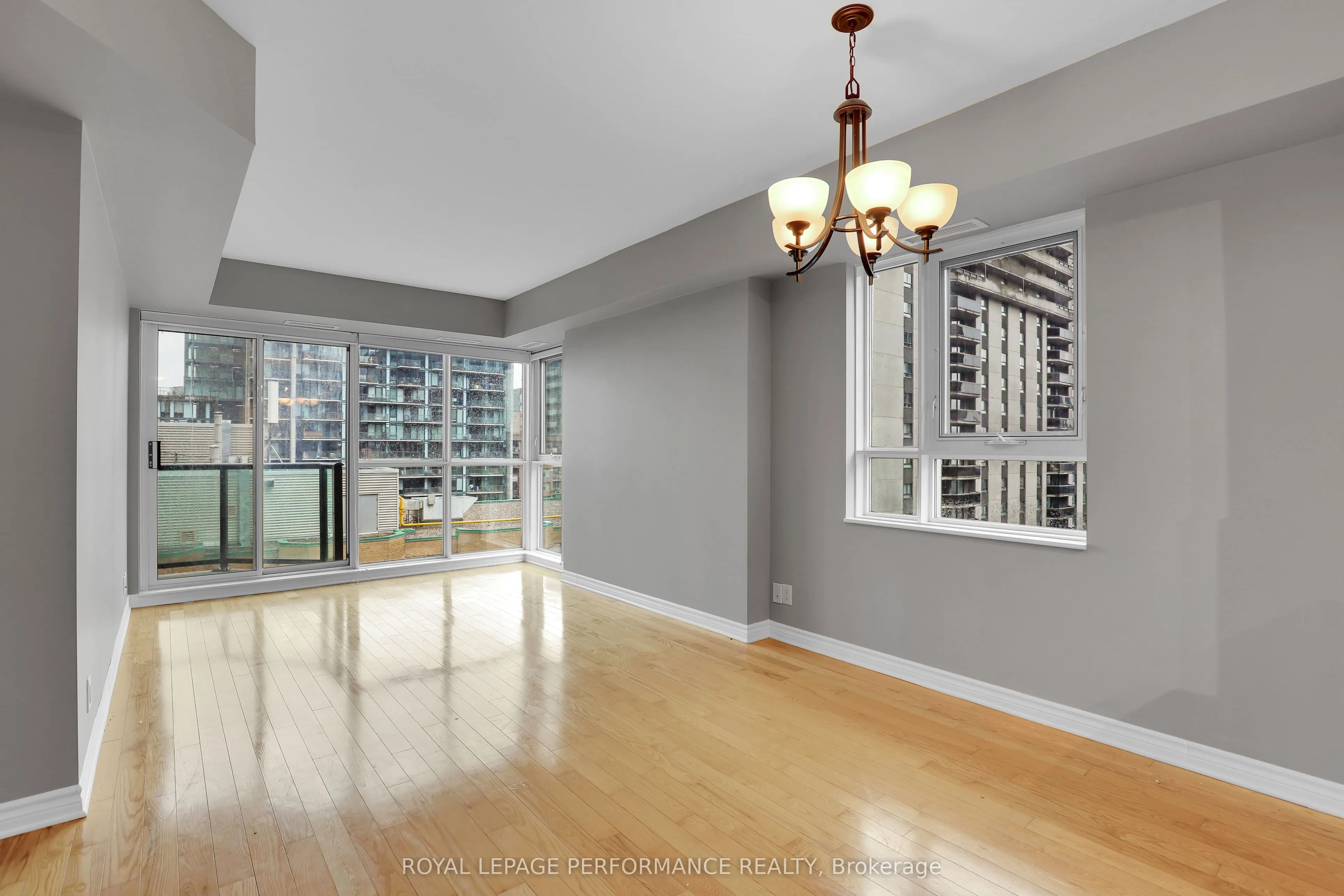 445 Laurier Avenue W #1402
