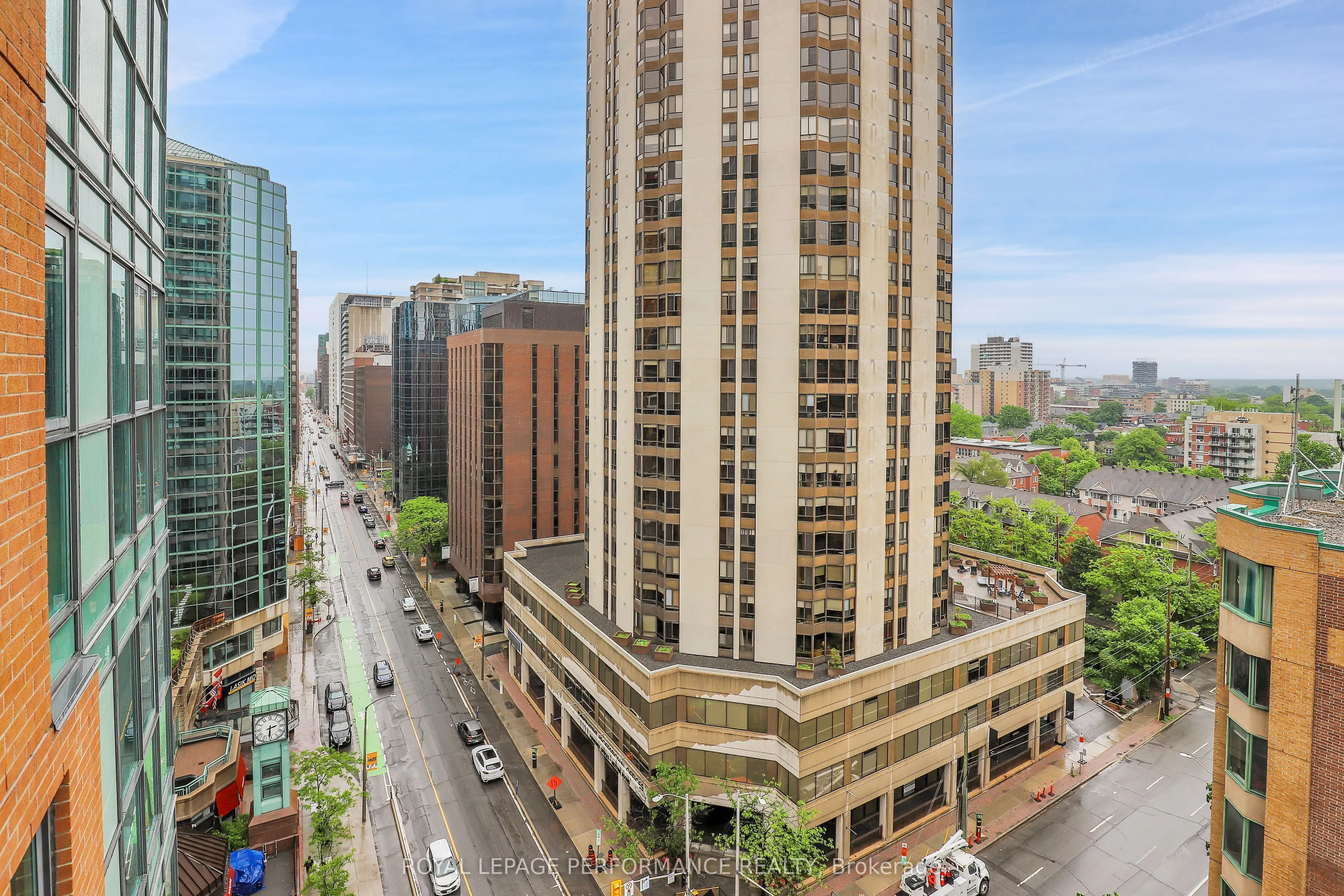 445 Laurier Avenue W #1402