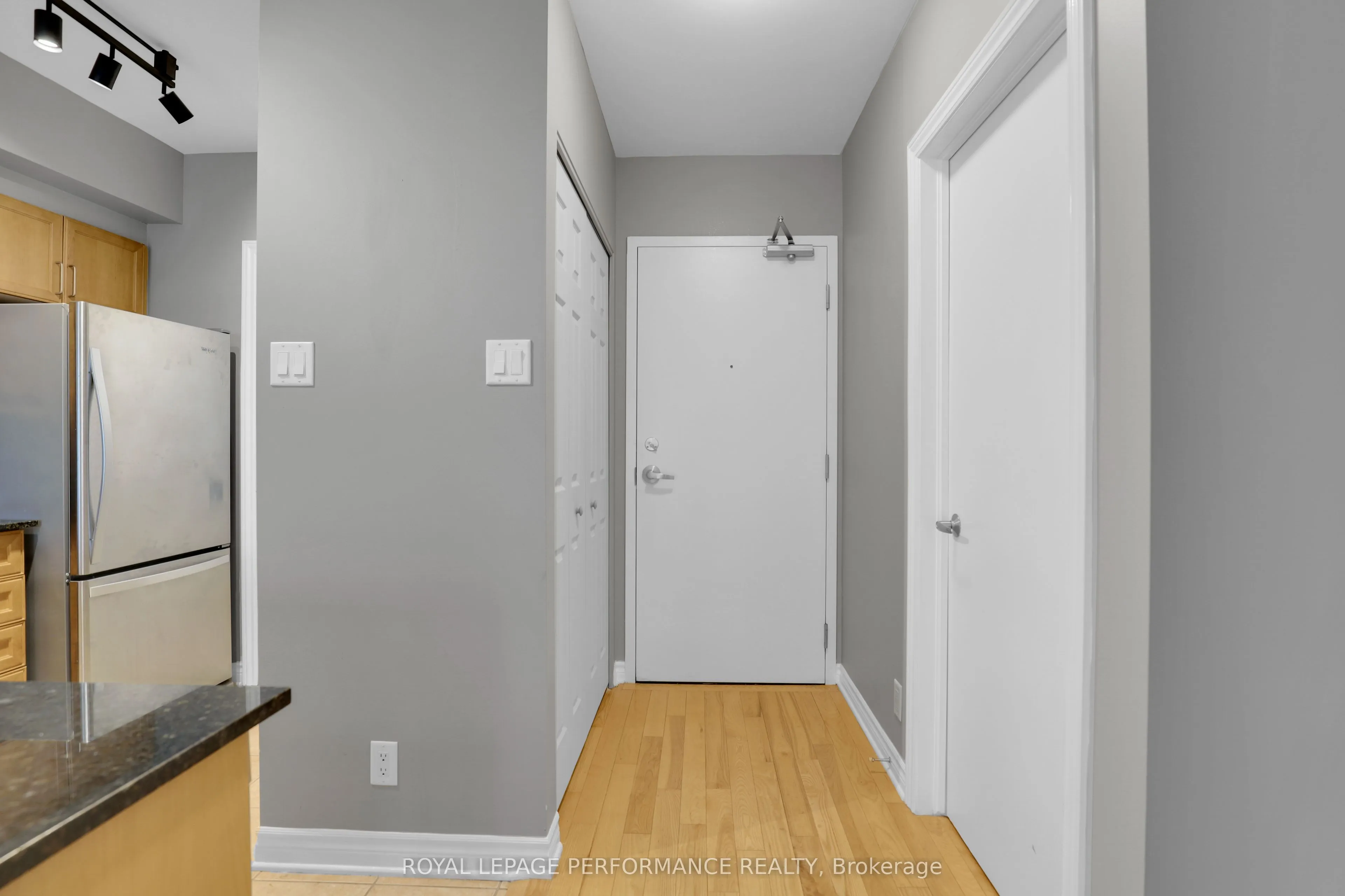 445 Laurier Avenue W #1402