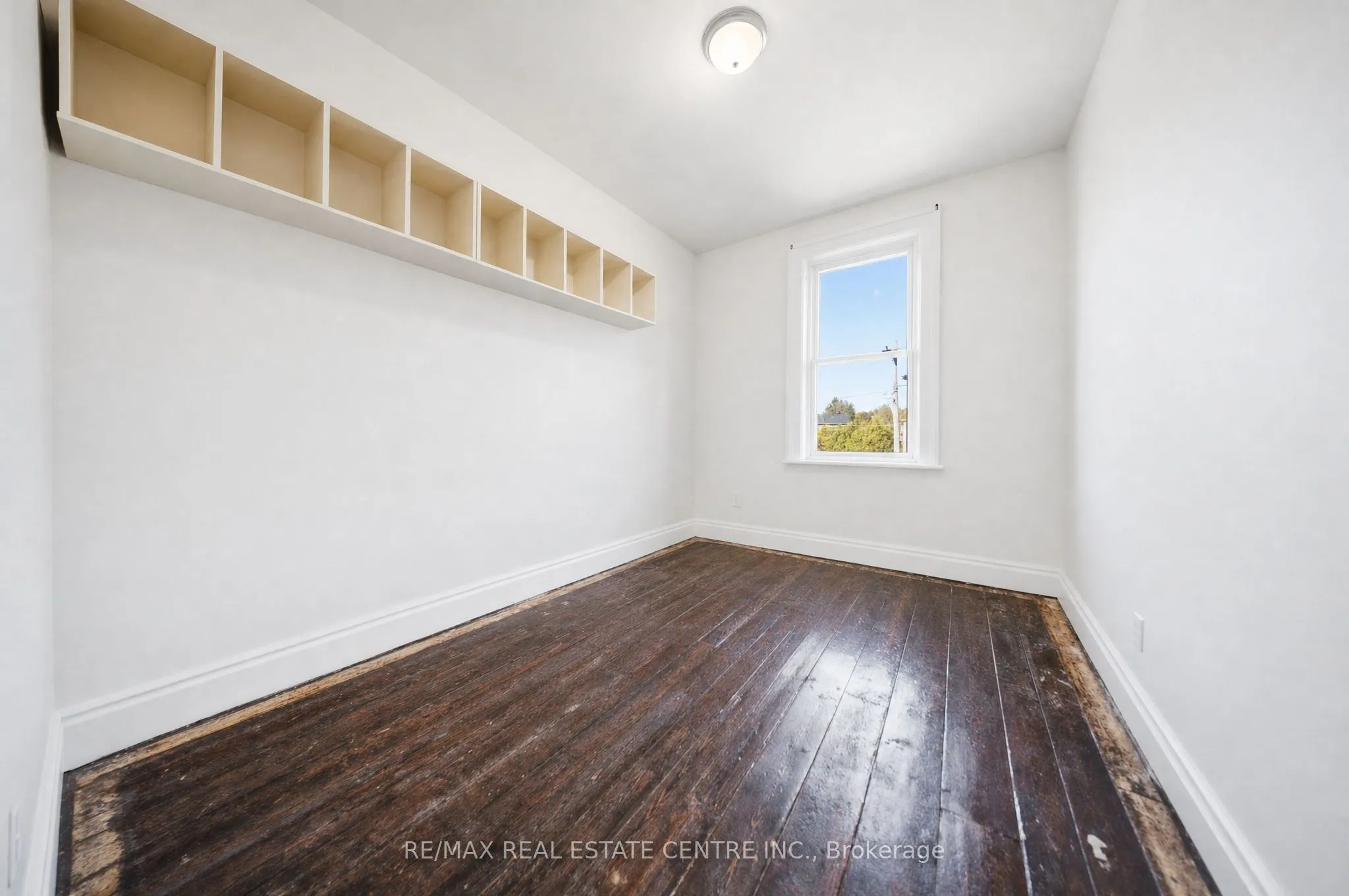 301 Main Street W