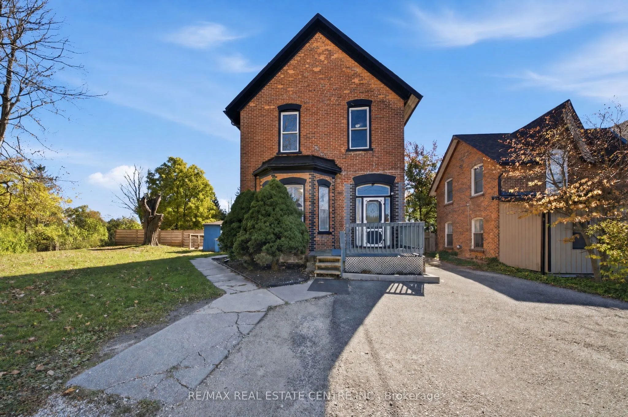 301 Main Street W