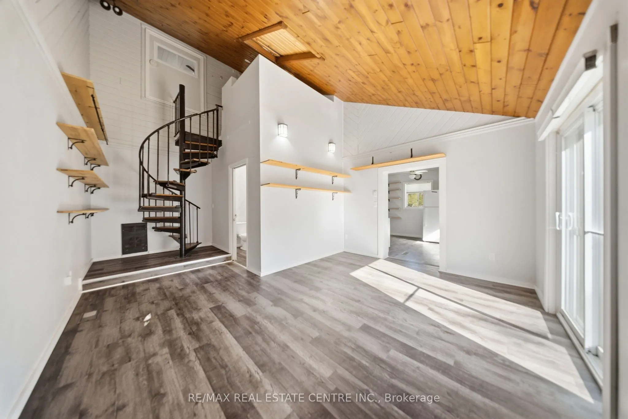 301 Main Street W