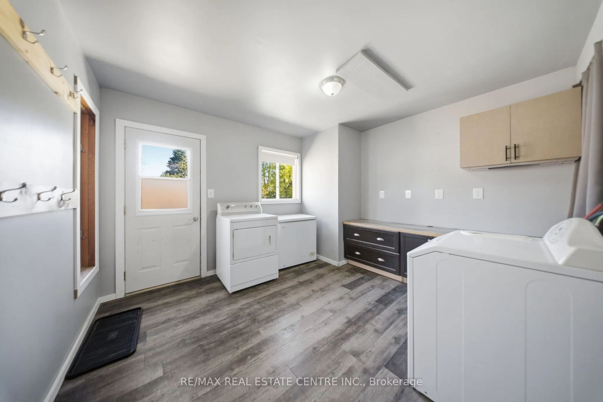 301 Main Street W