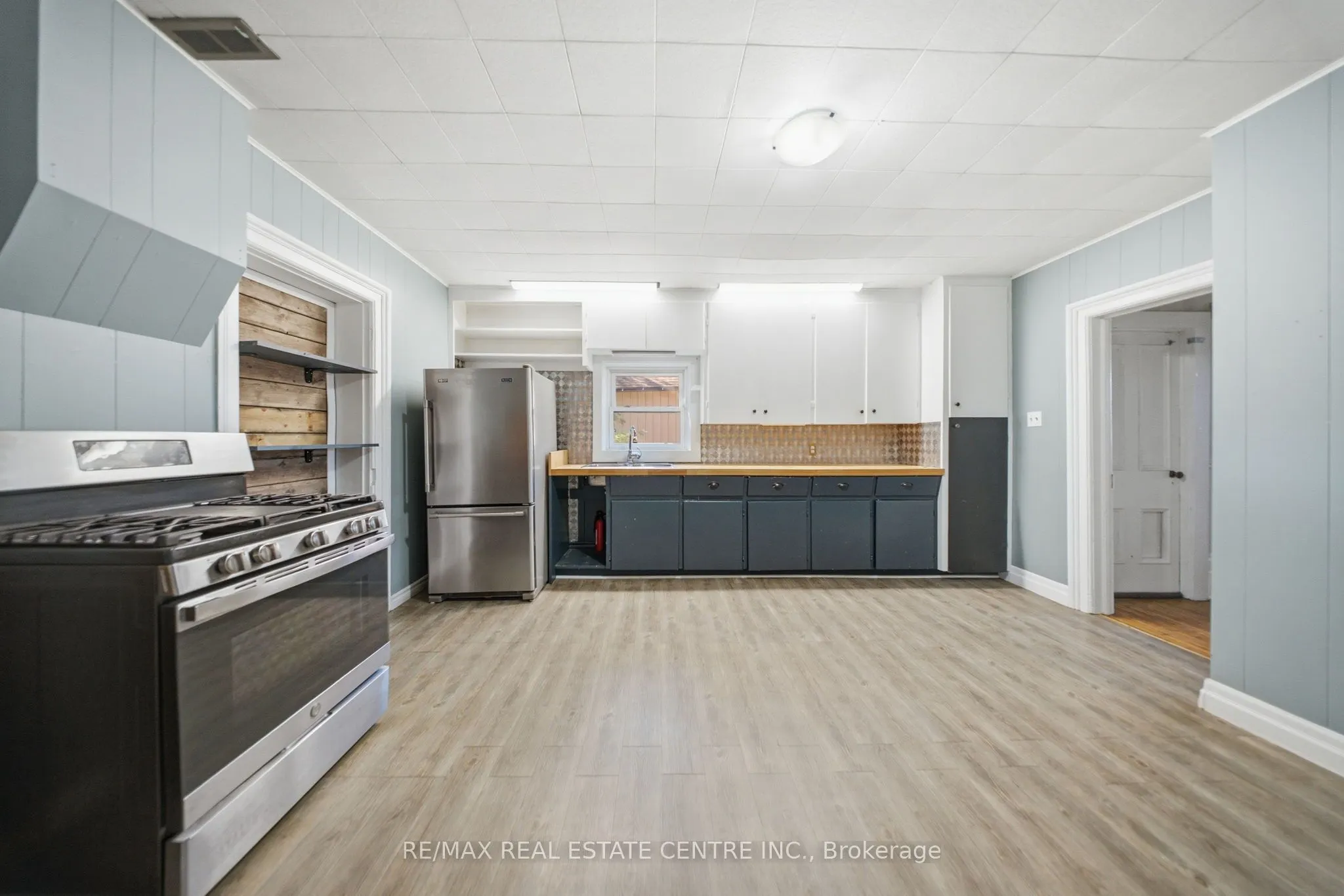 301 Main Street W