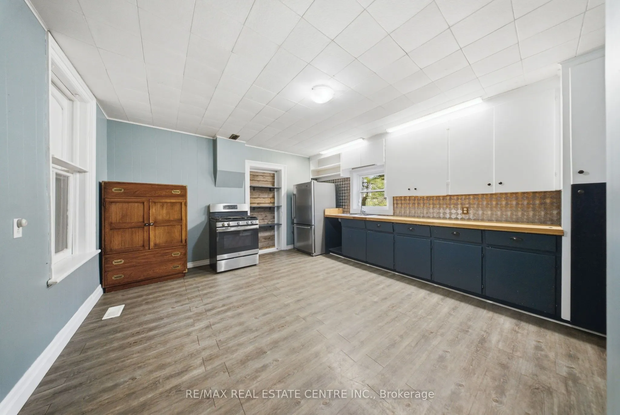 301 Main Street W