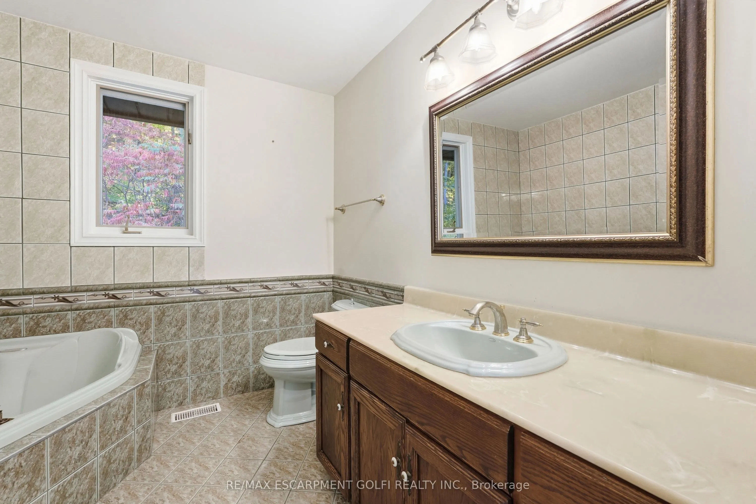 259 Main Street W