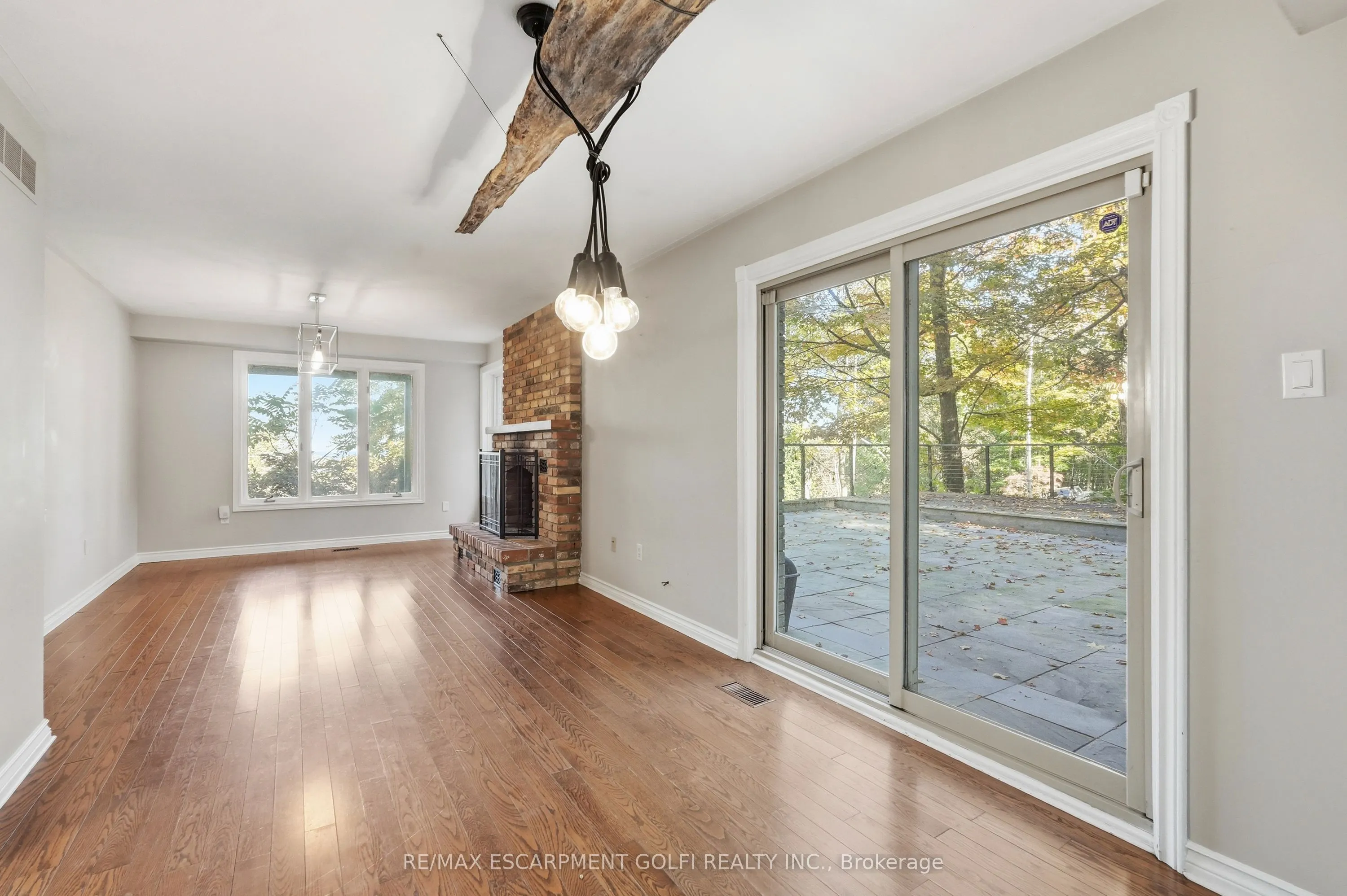 259 Main Street W