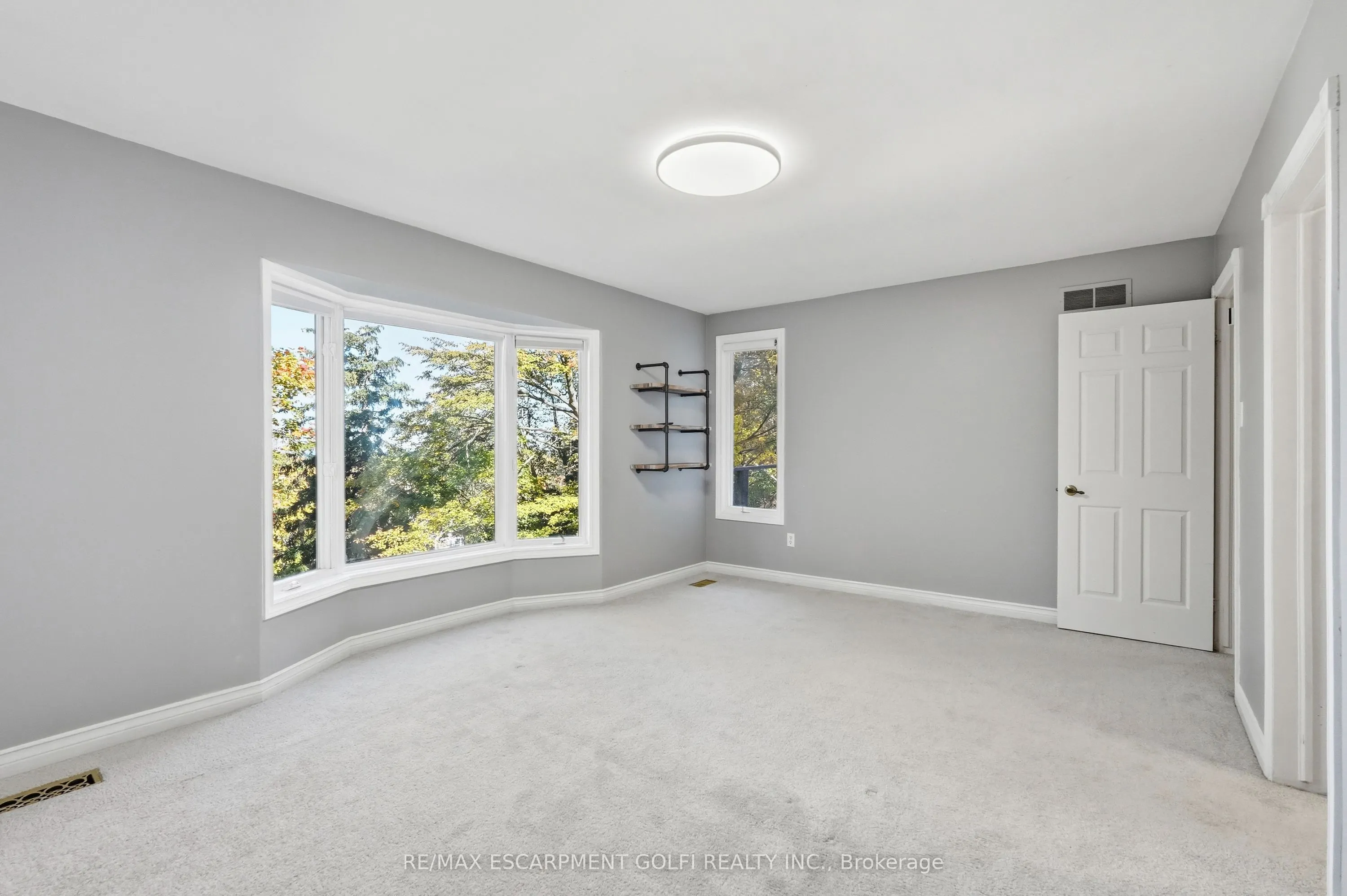 259 Main Street W