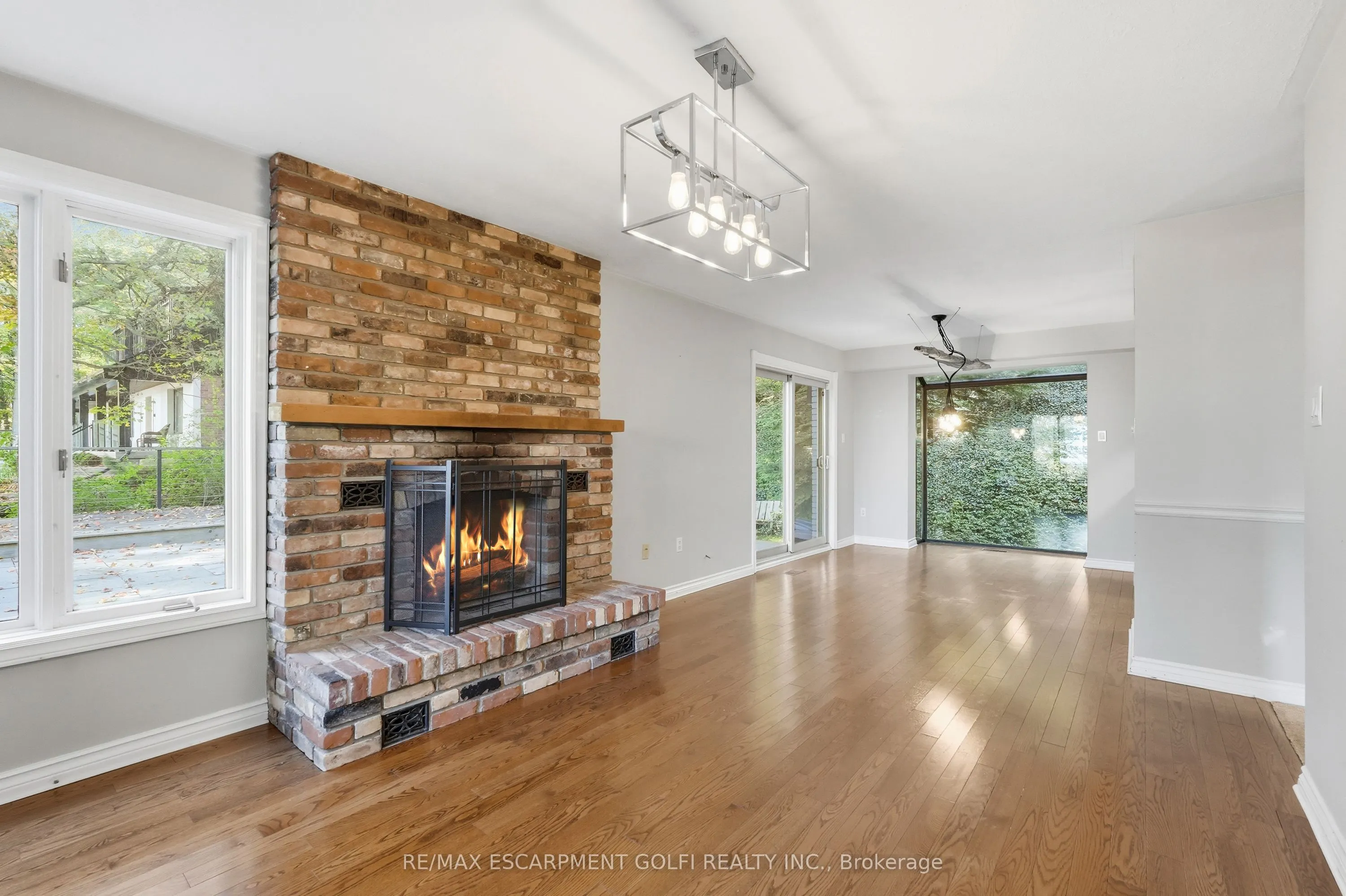 259 Main Street W