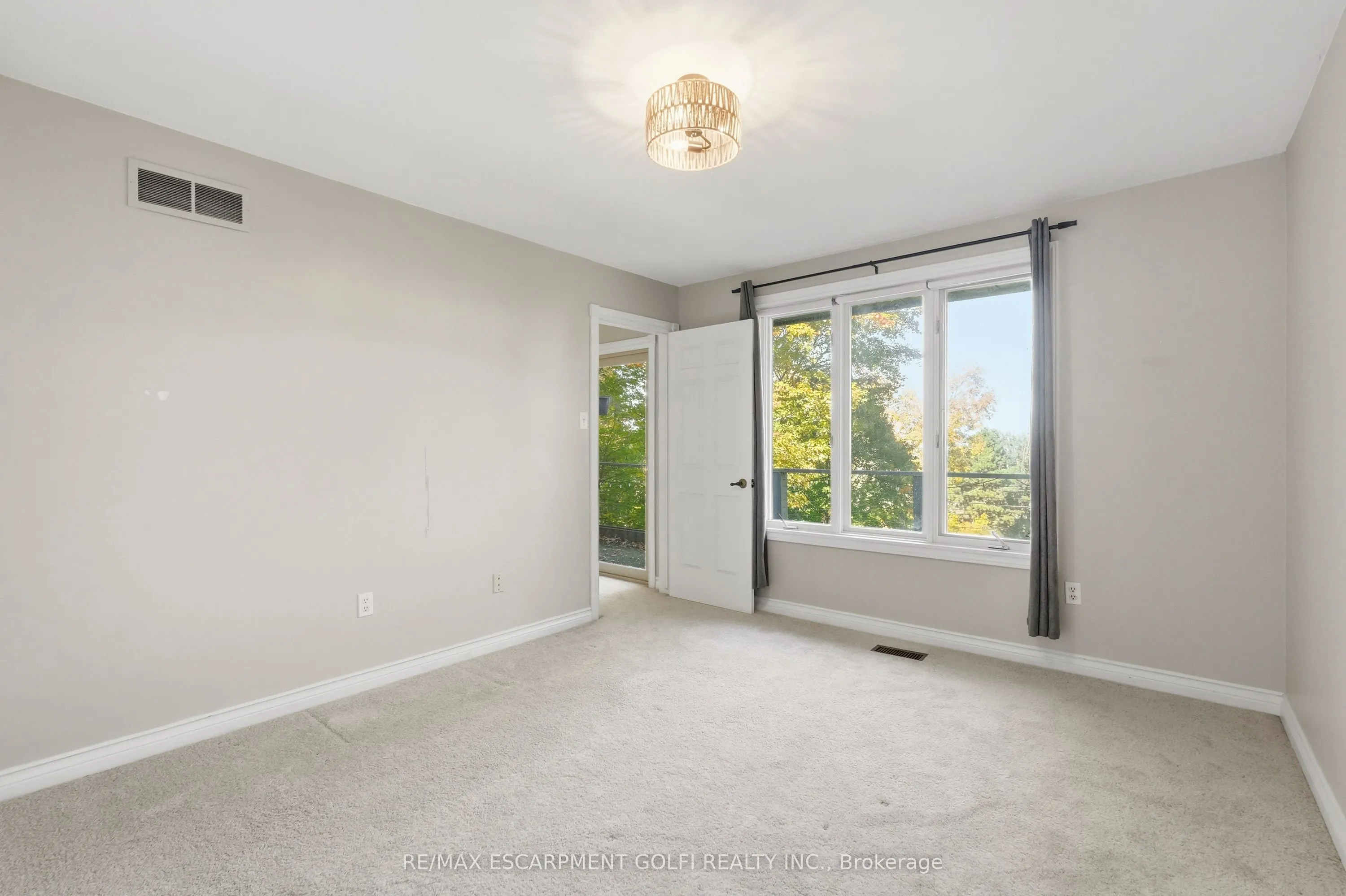 259 Main Street W