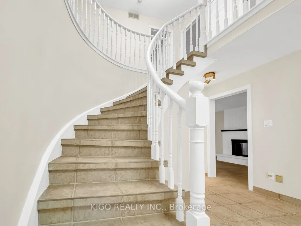 16 GLENNIE Court