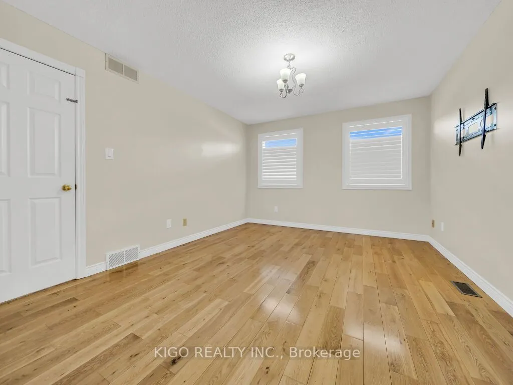 16 GLENNIE Court