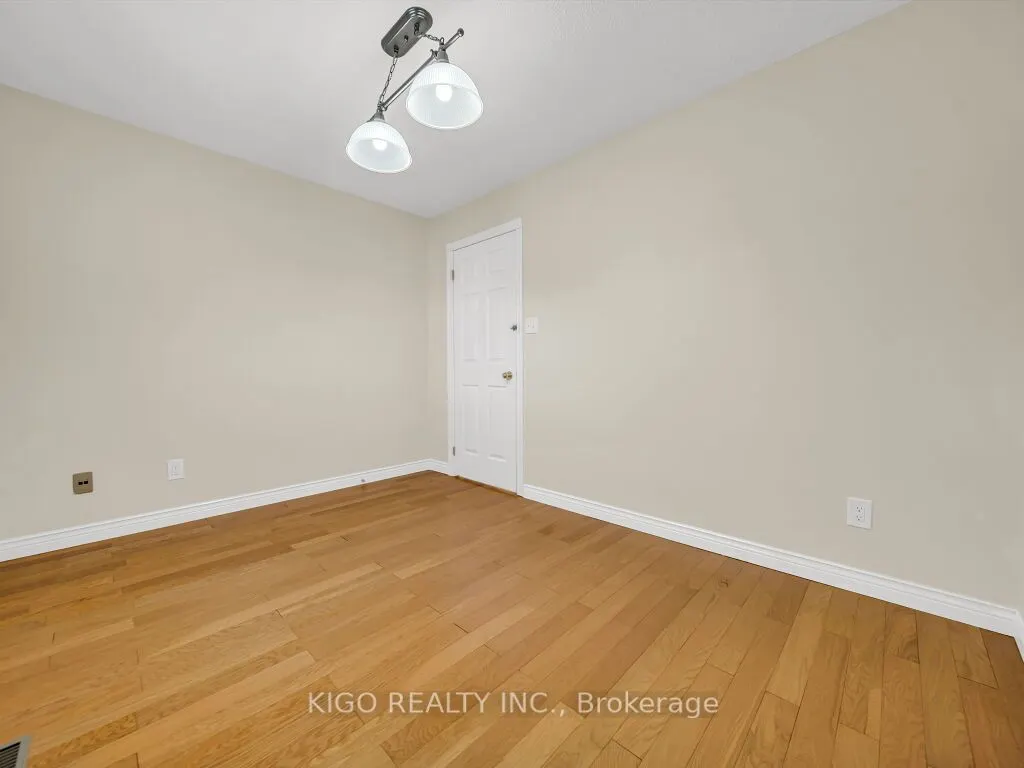 16 GLENNIE Court