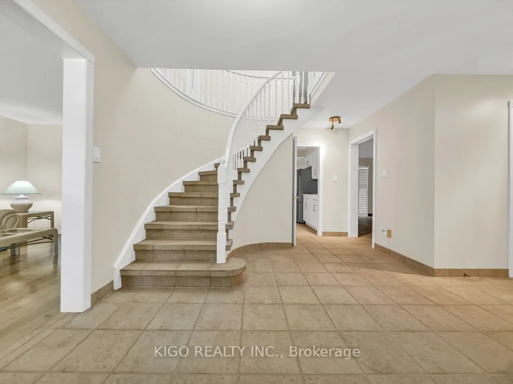 16 GLENNIE Court