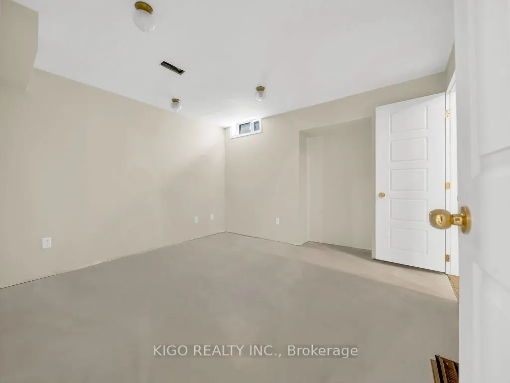 16 GLENNIE Court