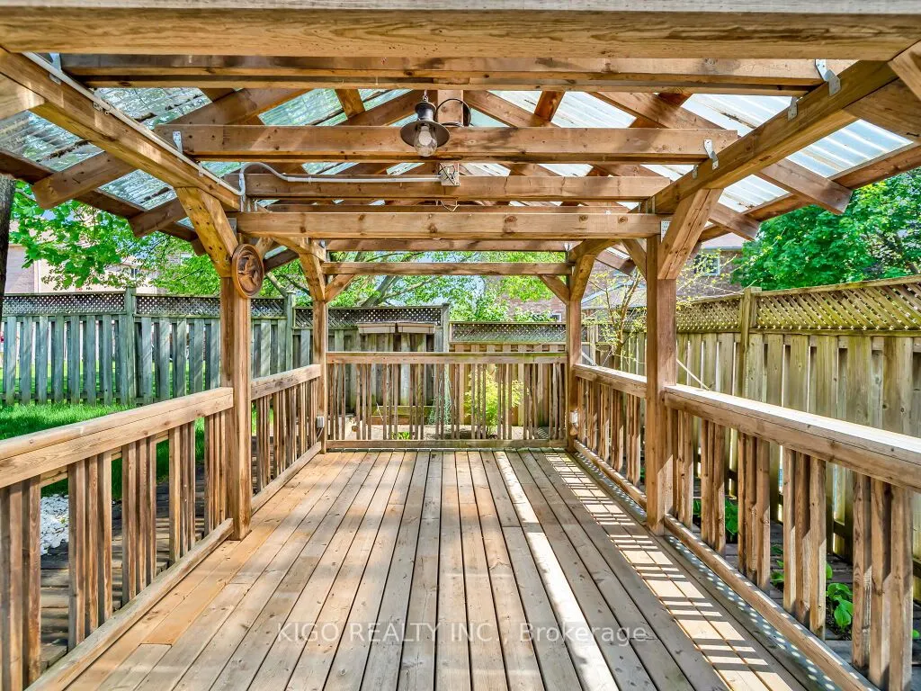 16 GLENNIE Court