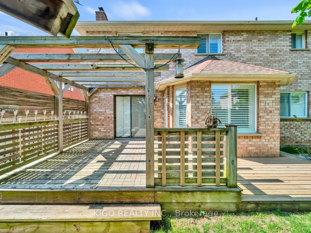 16 GLENNIE Court