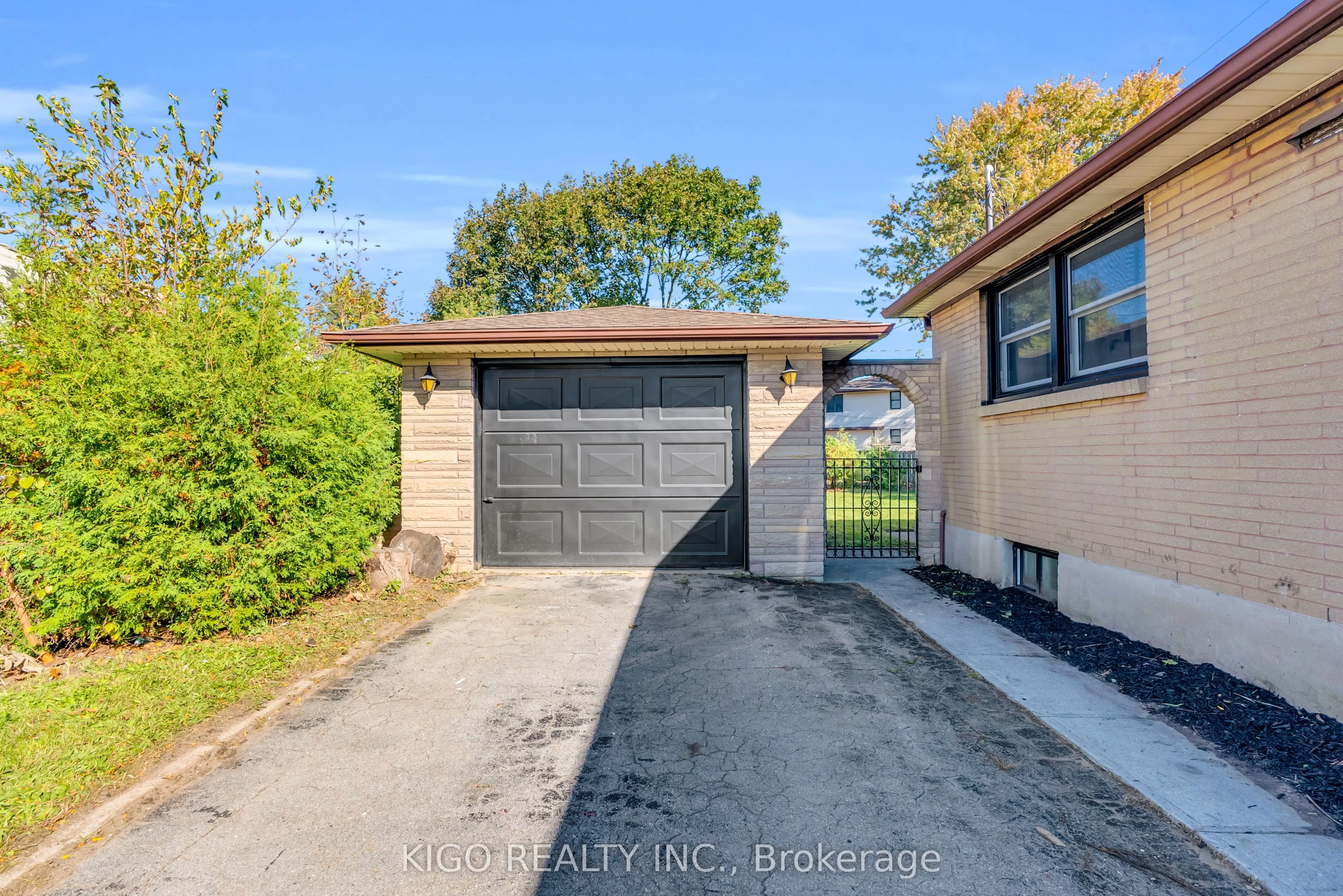 54 TWEEDSMUIR Avenue