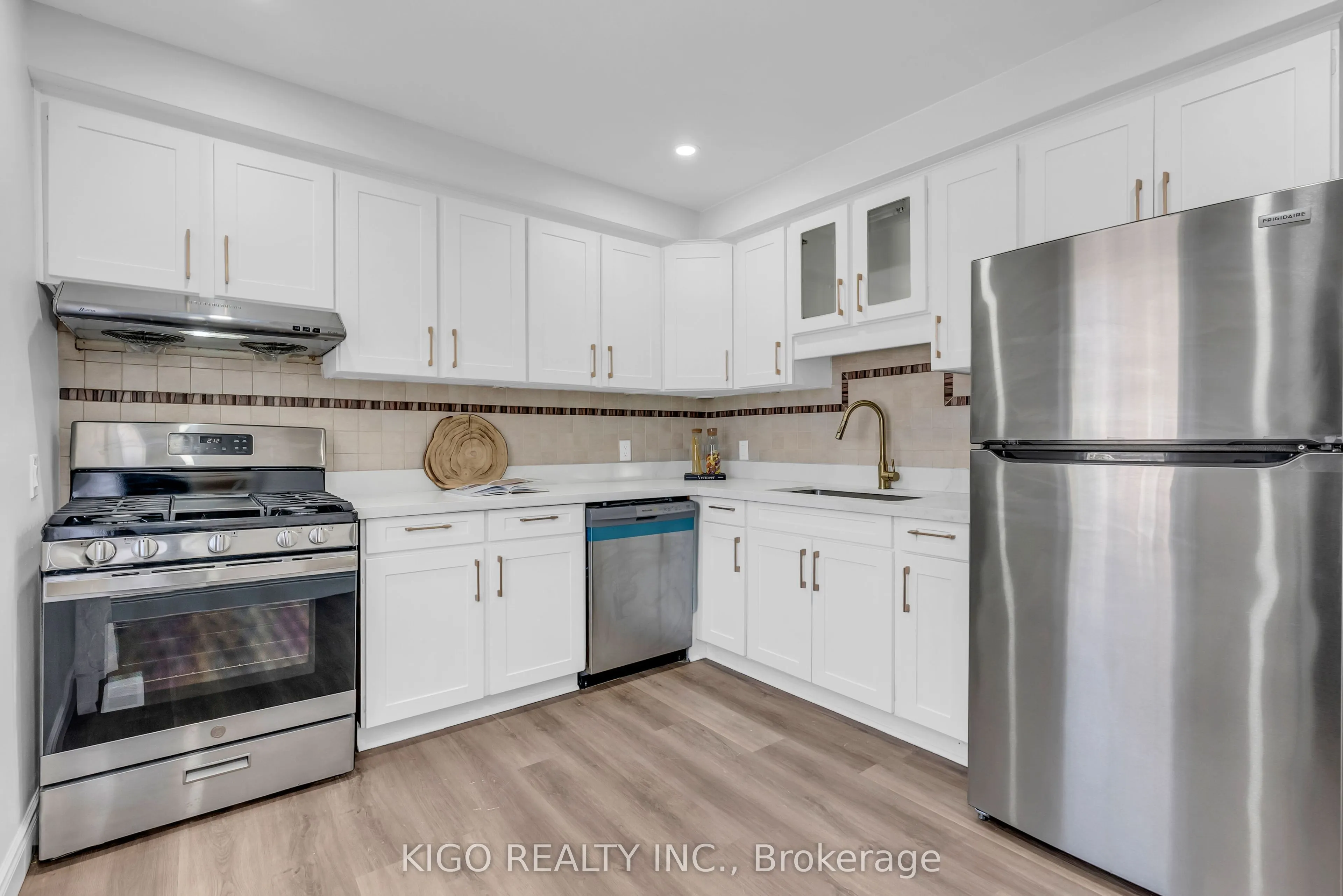 54 TWEEDSMUIR Avenue