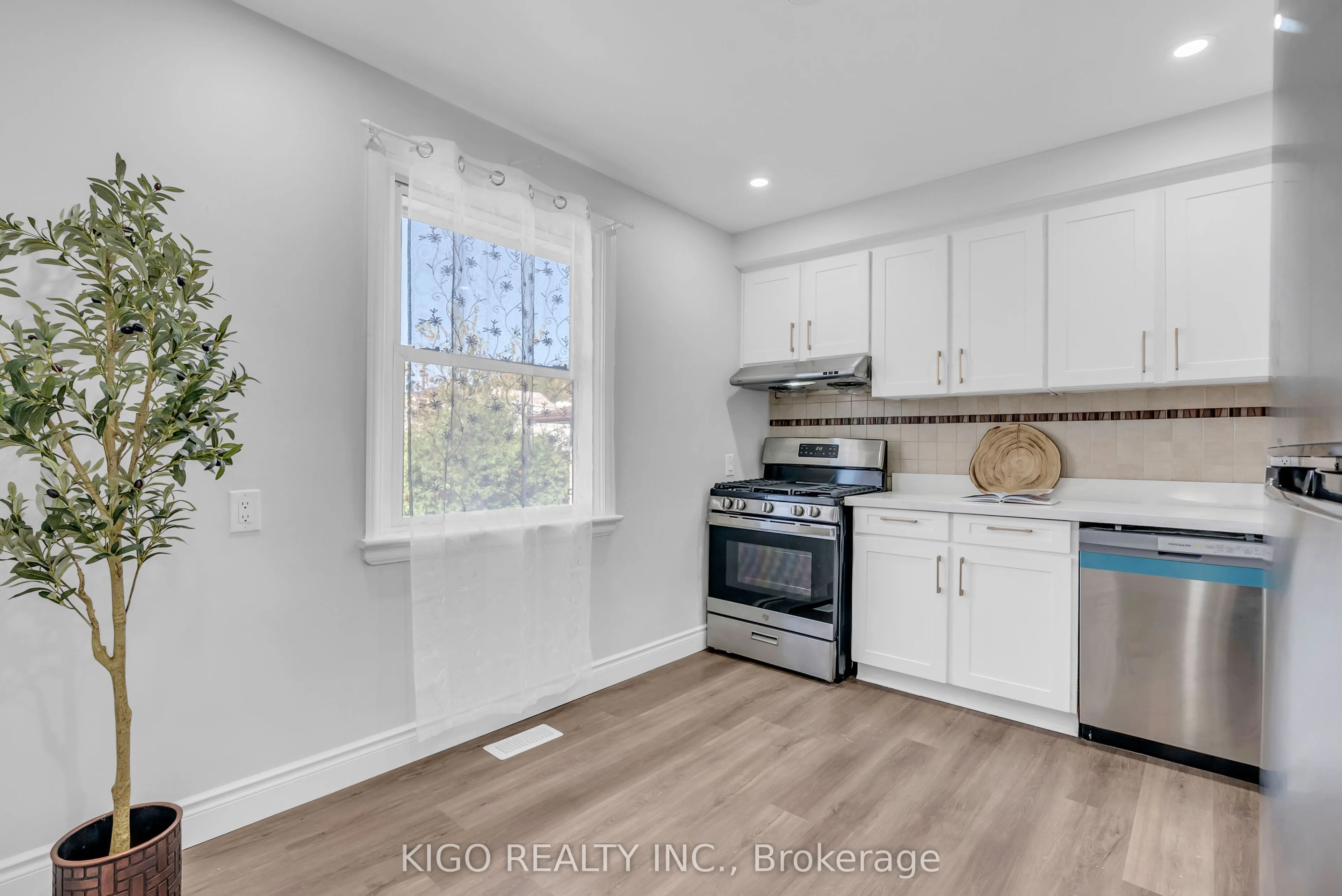 54 TWEEDSMUIR Avenue