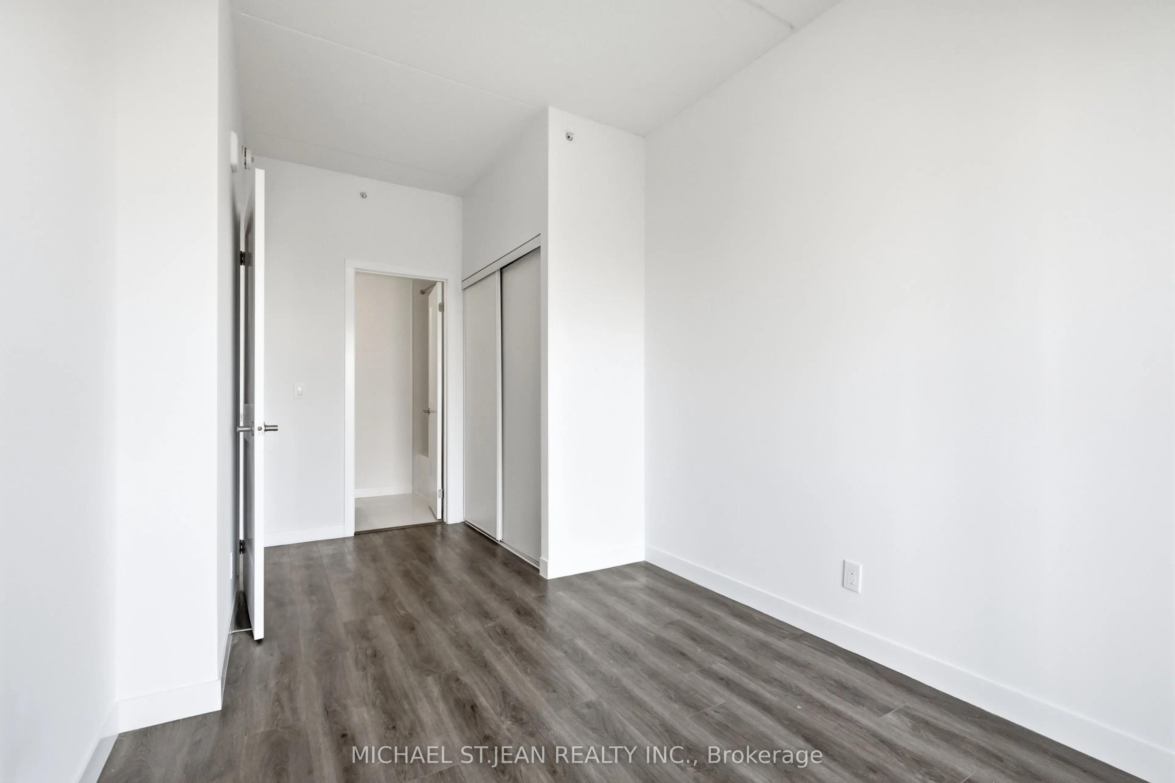 15 Queen Street S #1302